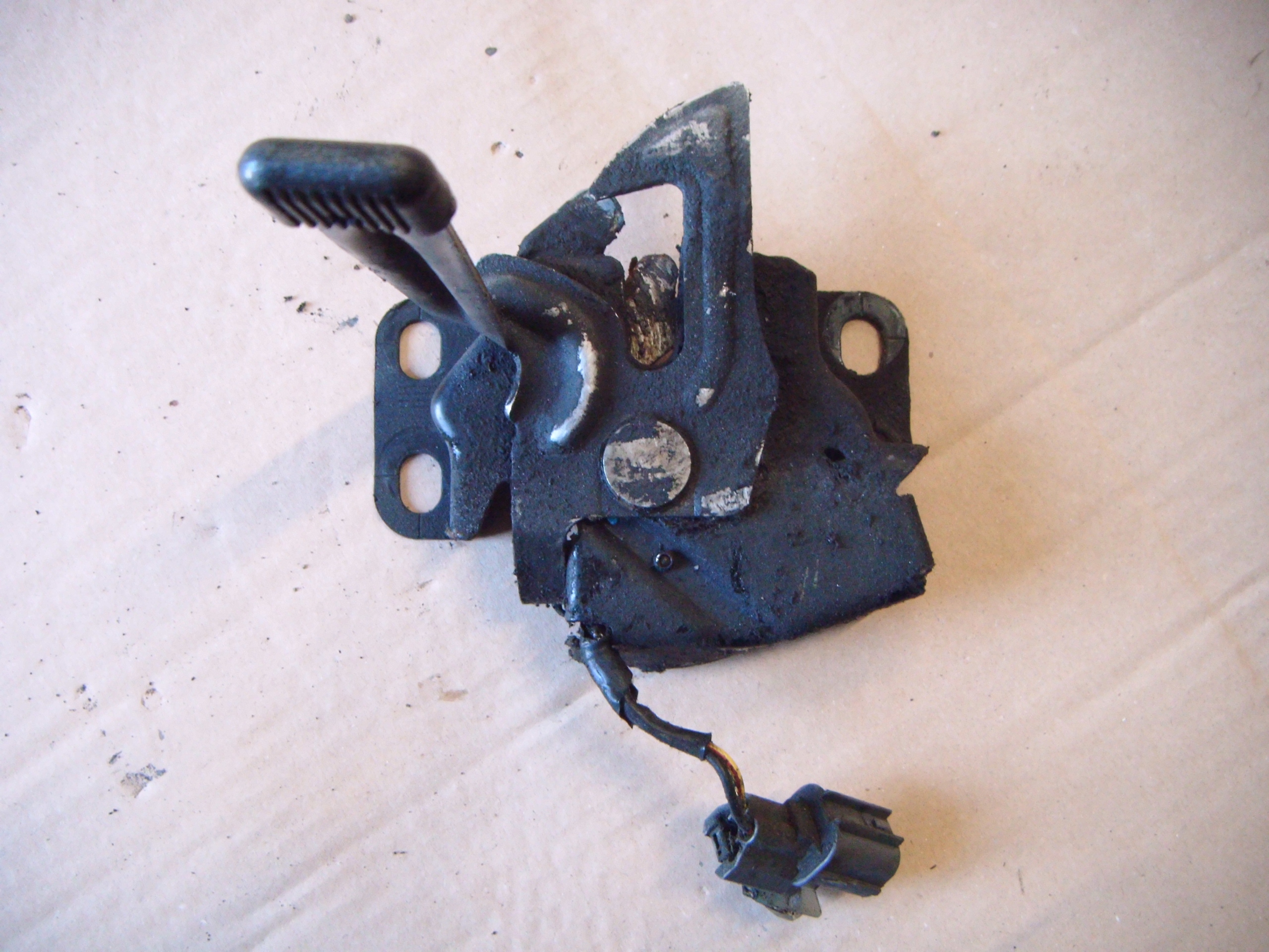 CIVIC VII СЕДАН 04-06 ЗАМОК КАПОТА