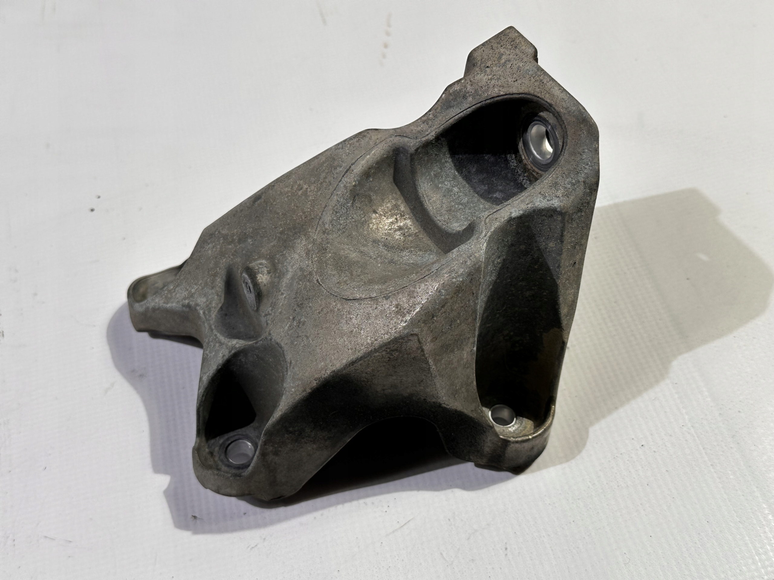 holder holder console left left of the engine Chevrolet Camaro 2.0 2016+