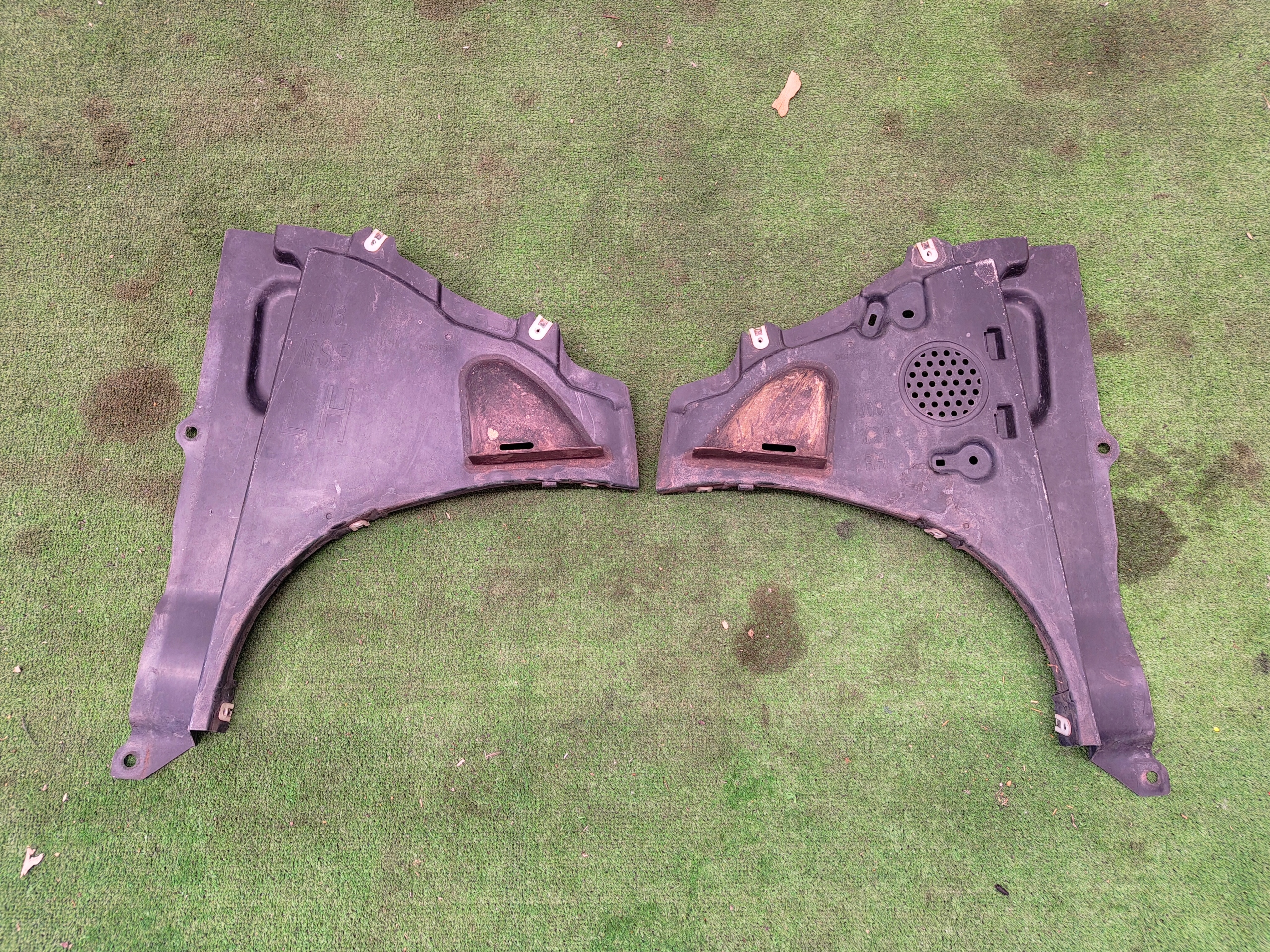 BMW 2 U06 triangle mudguard right left 8498451 8498452