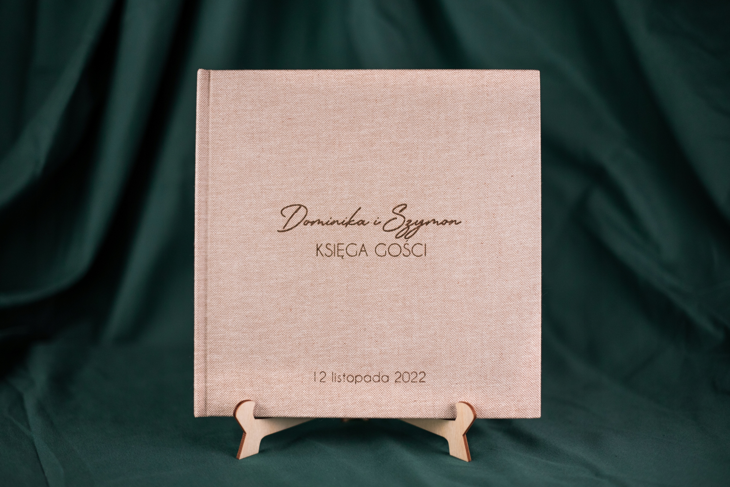 Księga gości w lnianej oprawie z grawerem na ślub Marka inny