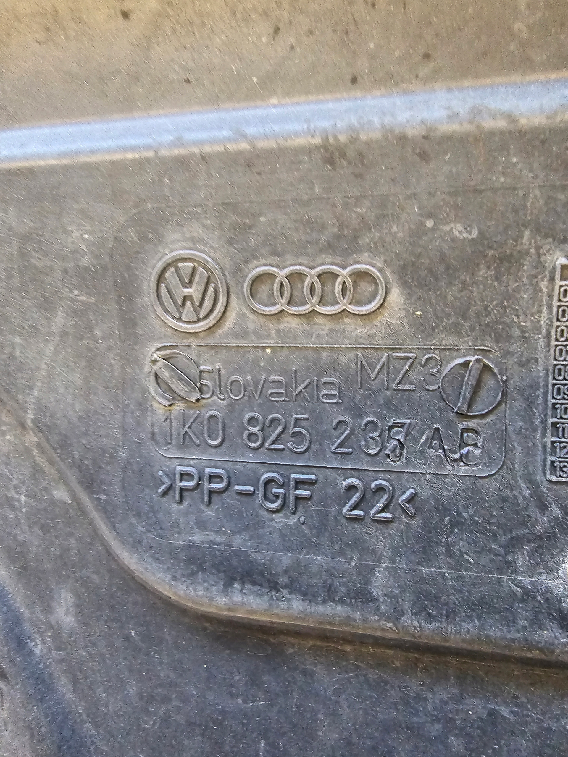 cover below engine cover AUDI VW SEAT SKODA 1K0825237AB