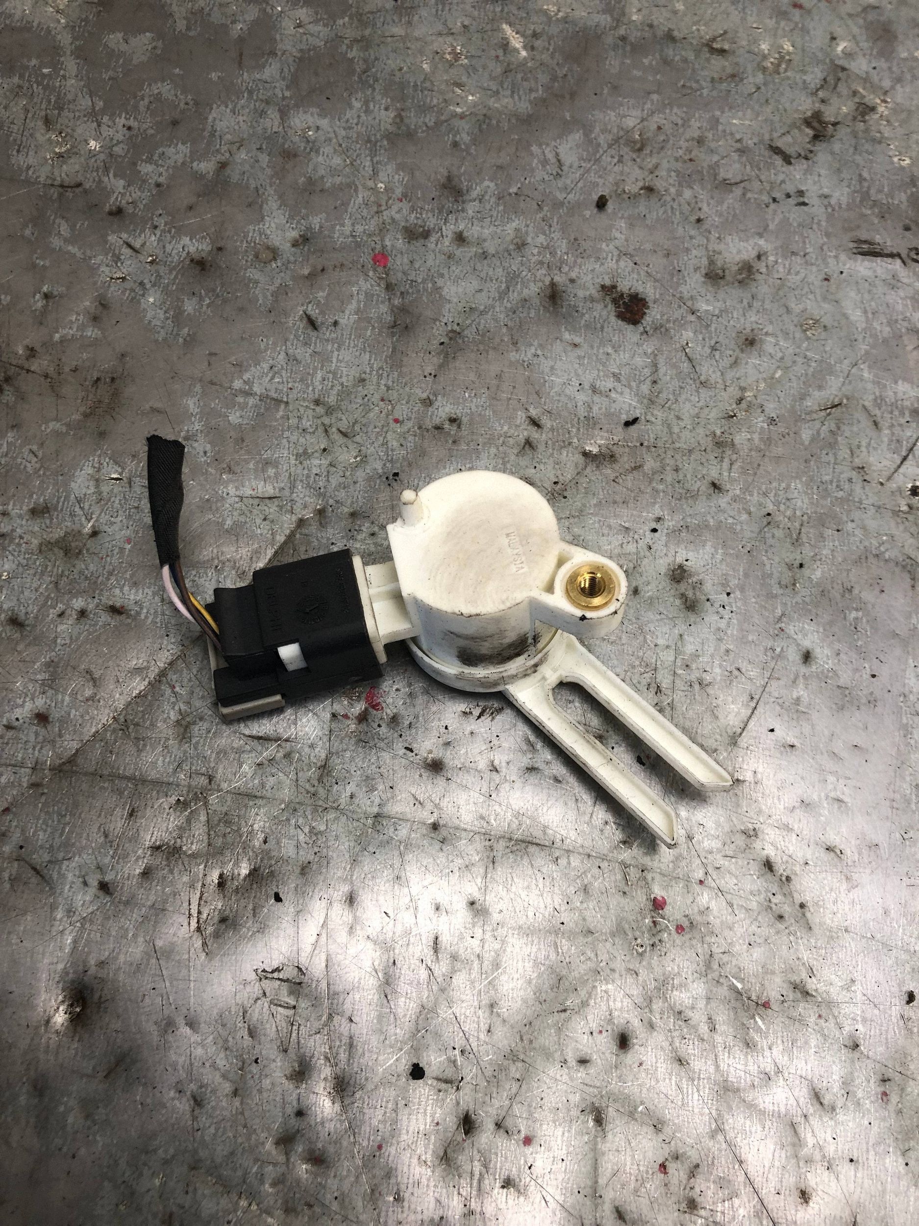 sensor bremse STOPU OPEL ASTRA K KOMBI 13597428