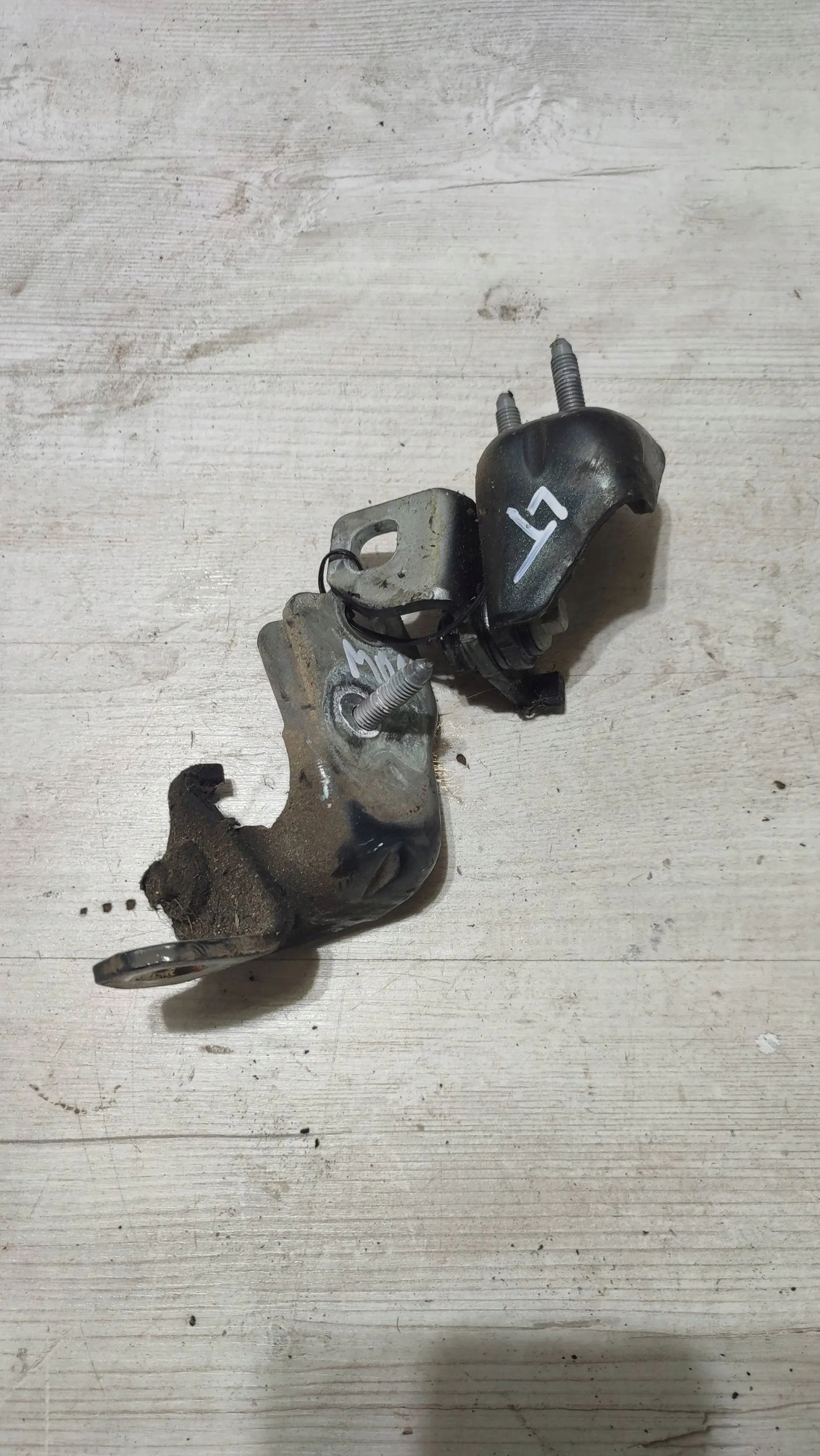 Ford Mondeo MK5 16r 2.0TDCi rear part side left hinges