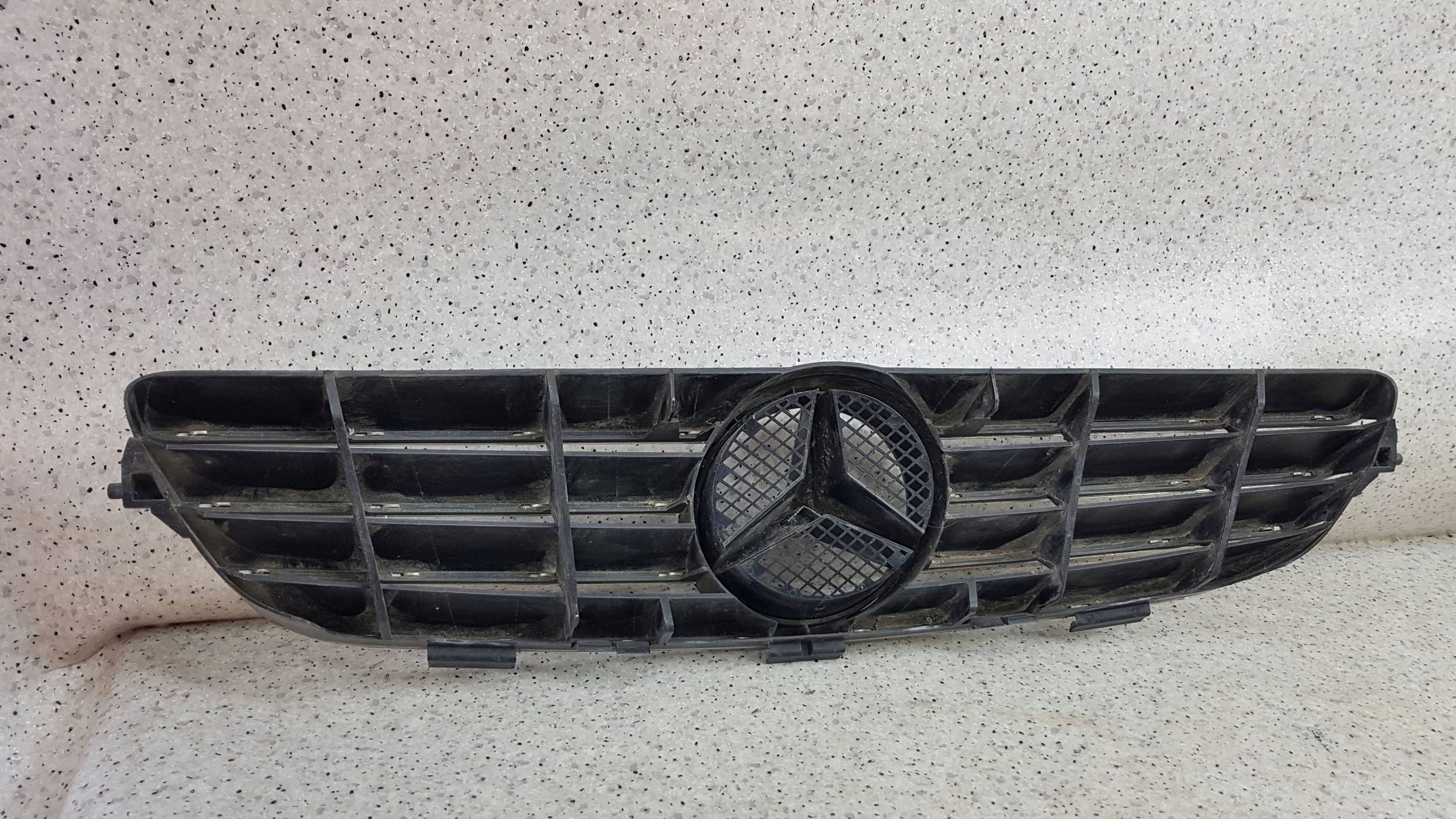MERCEDES CLK A209 C209 2003 - grill grille A2098800183