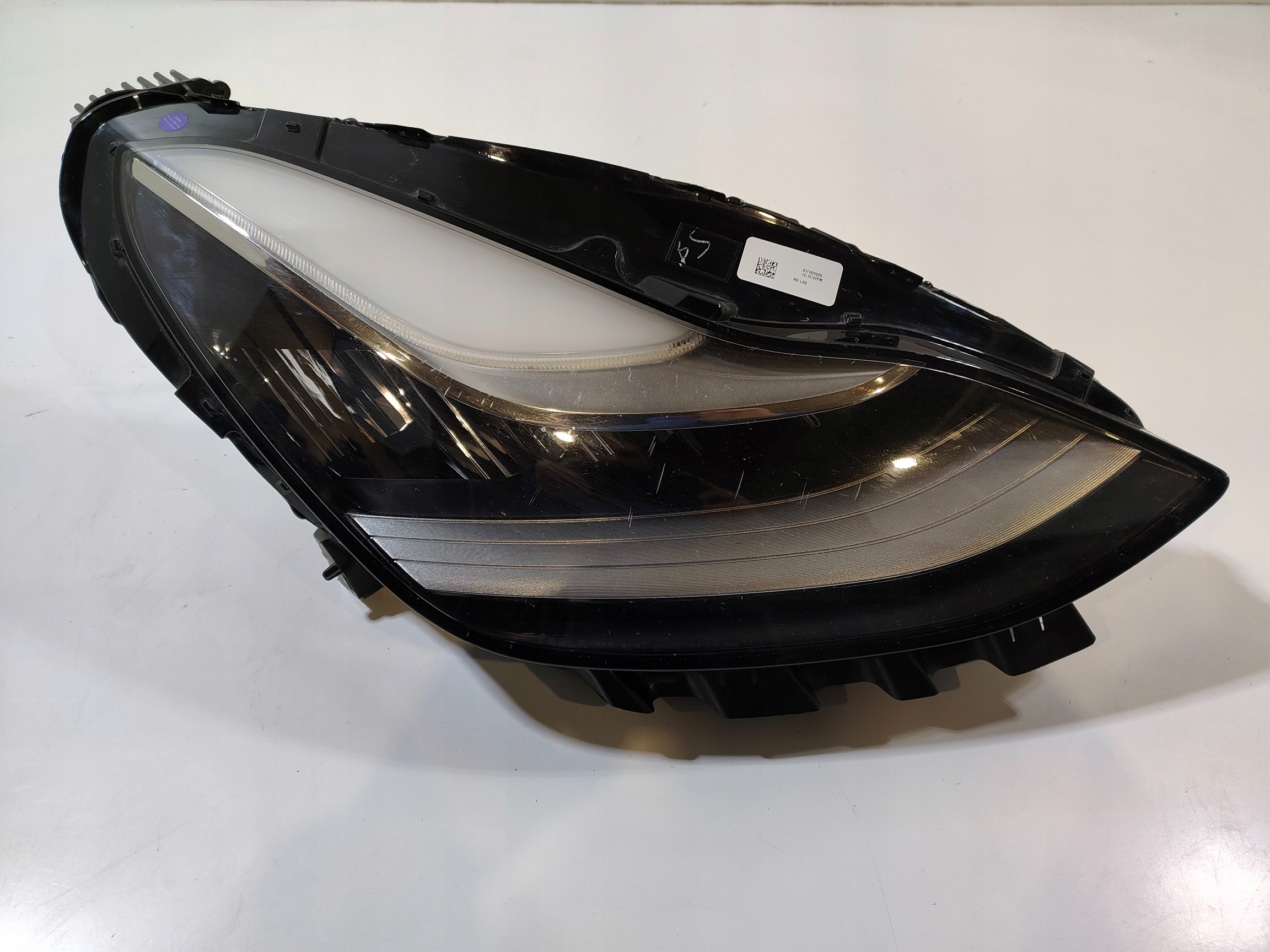 Tesla Model 3 2017- Reflektor prawy przód FULL LED 1077376-00-C Producent części Tesla