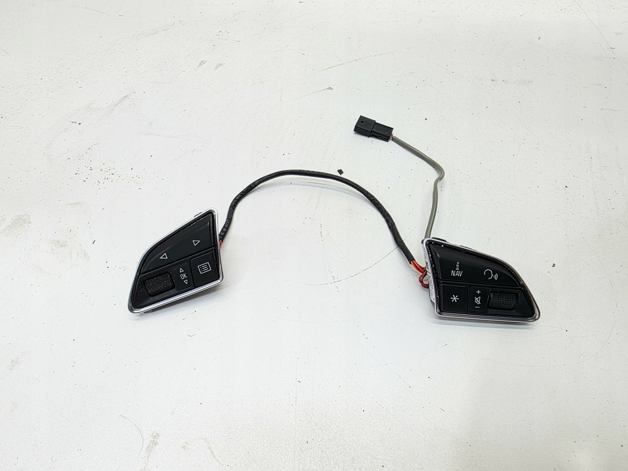 GUZIK button MULTIFUNKCJI CHROM AUDI A3 8V Q3 8U 8U0951523C
