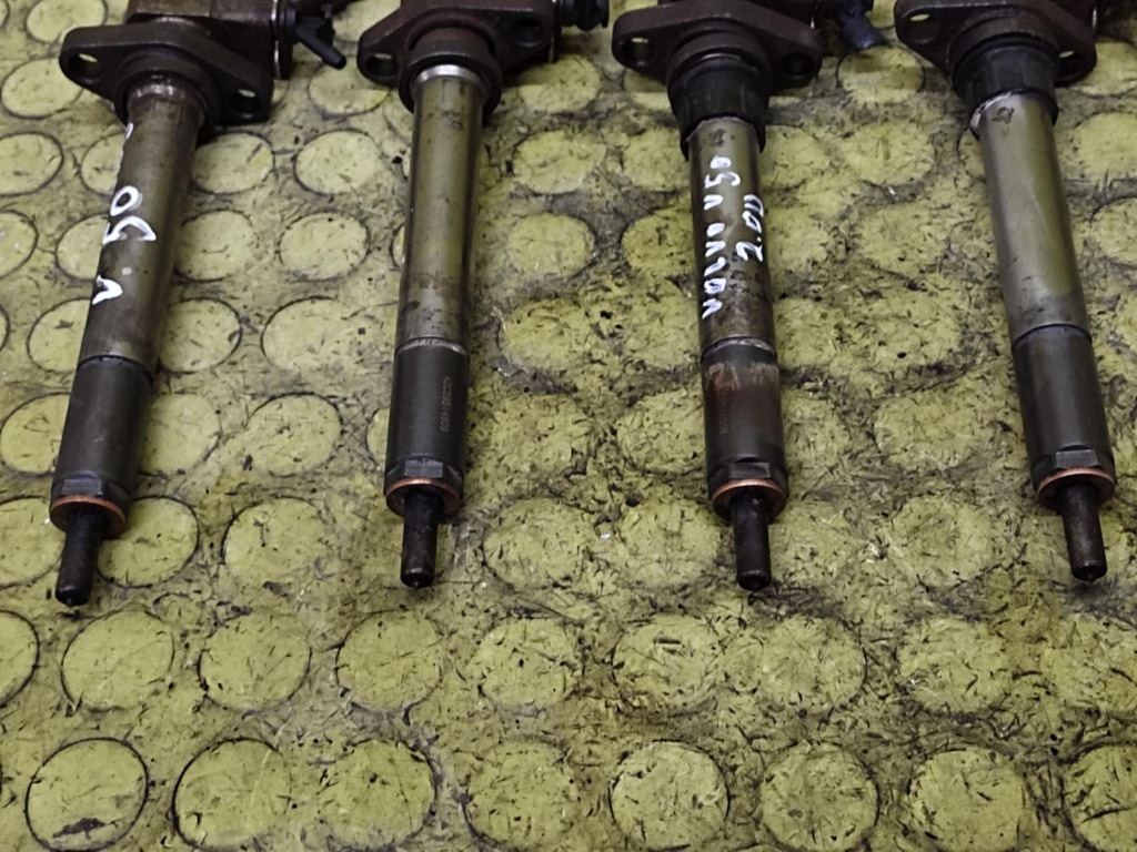 VOLVO V50 2.0 D injector 9657144580