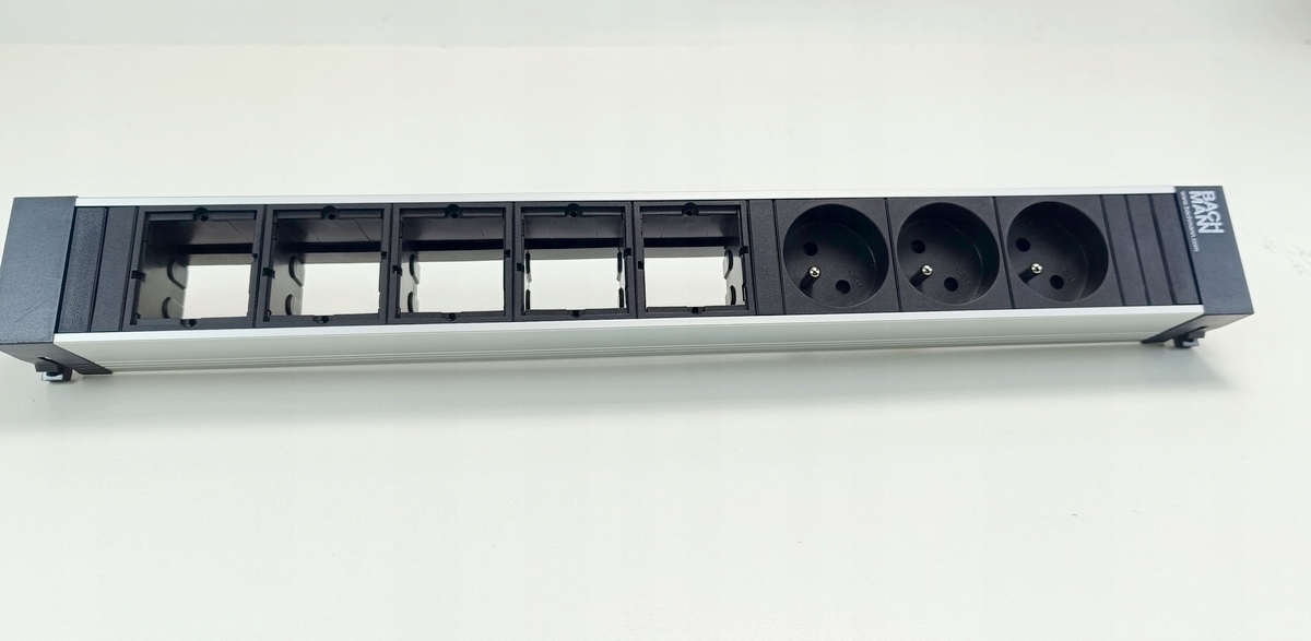 Napájacia lišta Bachmann Conference 3x230V 5 dutých modulov