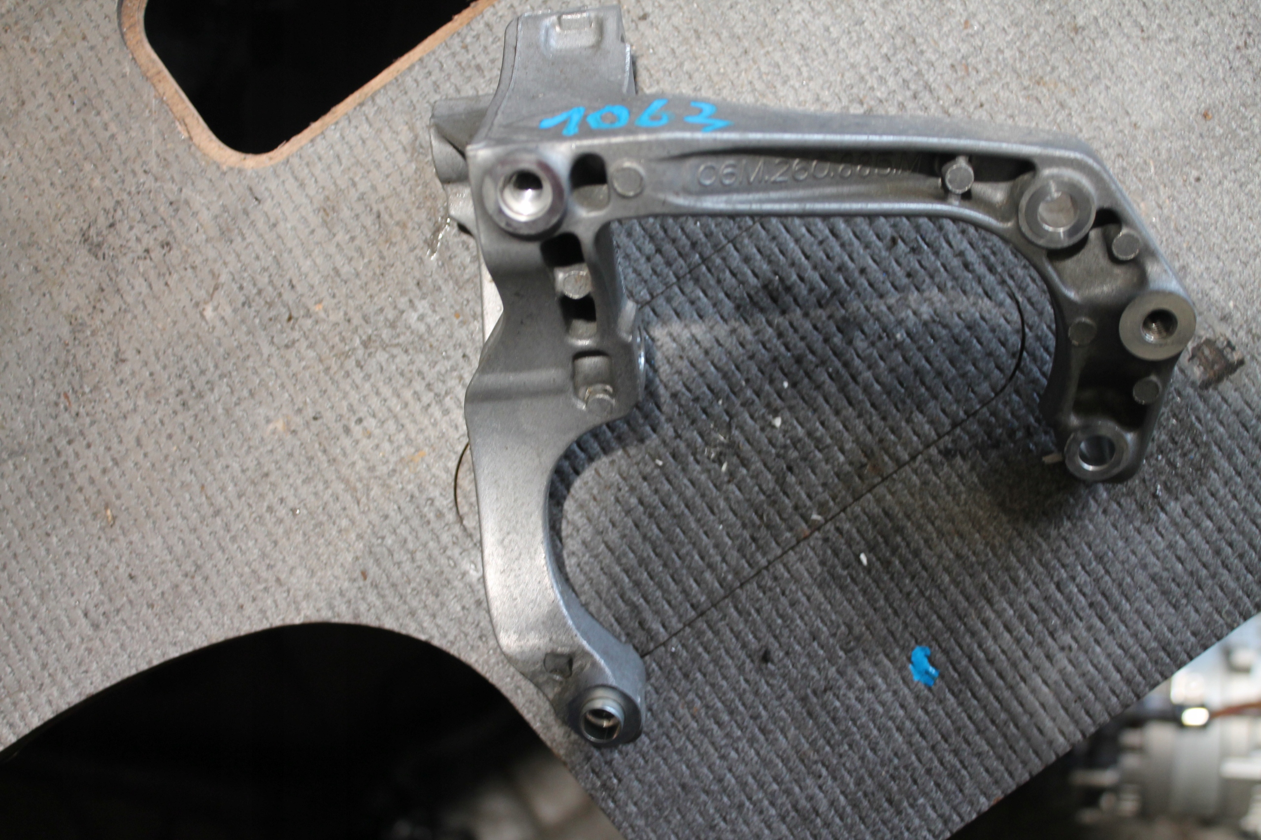 1063. support SPREZARKI AUDI 06M260885M