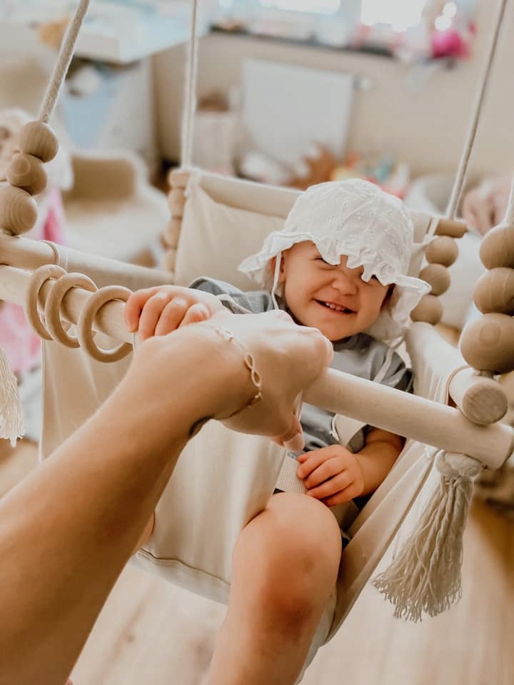 Huśtawka dla dzieci KIDABOO PAS CE szara OCHRONA GŁÓWKI Lezaczek Bujaczek Kolor Odcienie szarości i srebra