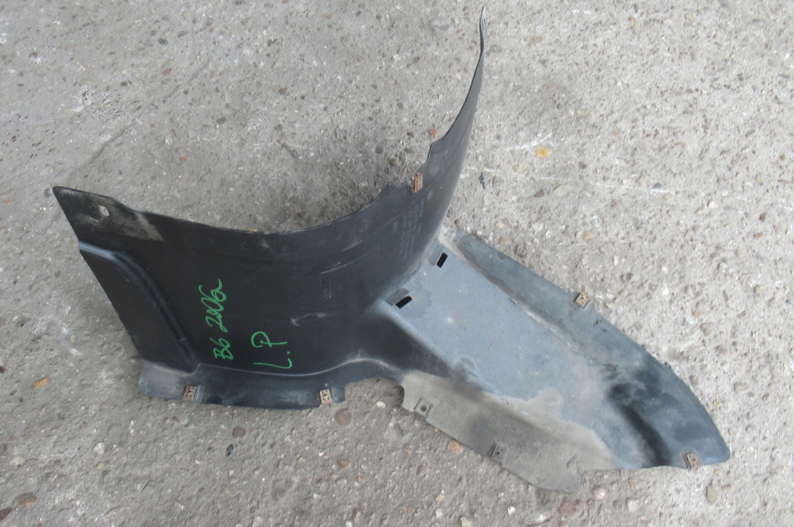 VW PASSAT B6 KOMBI 2.0 TDI 06R mudguard left front 3C0805911B