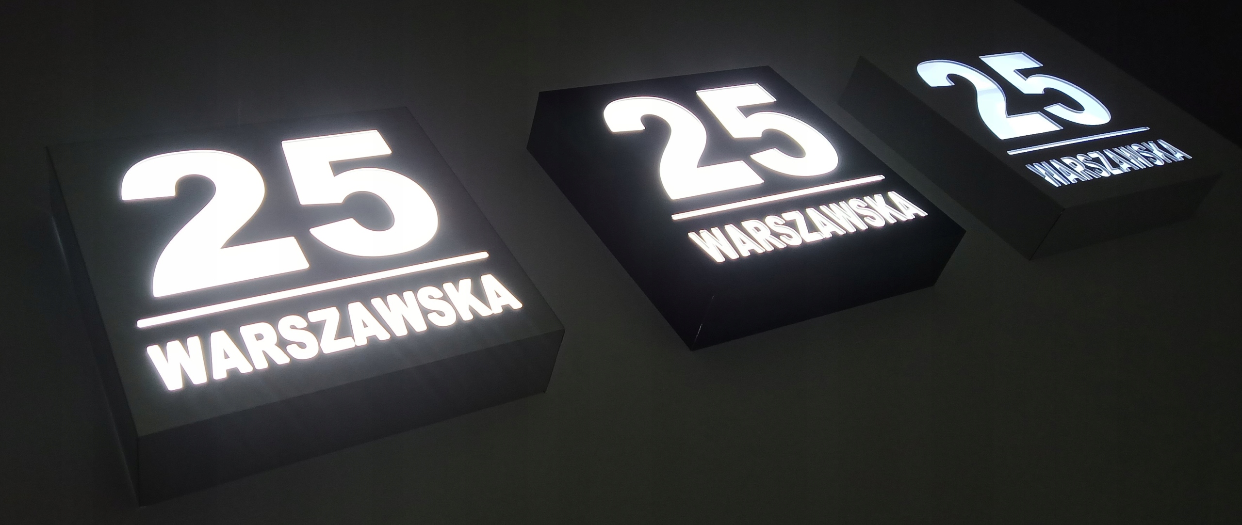 PODŚWIETLANY, ŚWIECĄCY NUMER DOMU LED - 30cm x30cm Informacje dodatkowe podświetlenie