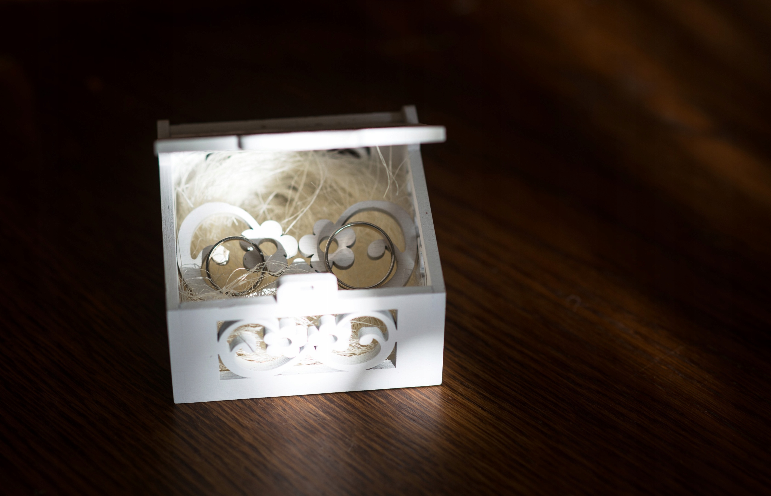 Białe Pudełko na obrączki ZŁOTE Kolor dominujący biały