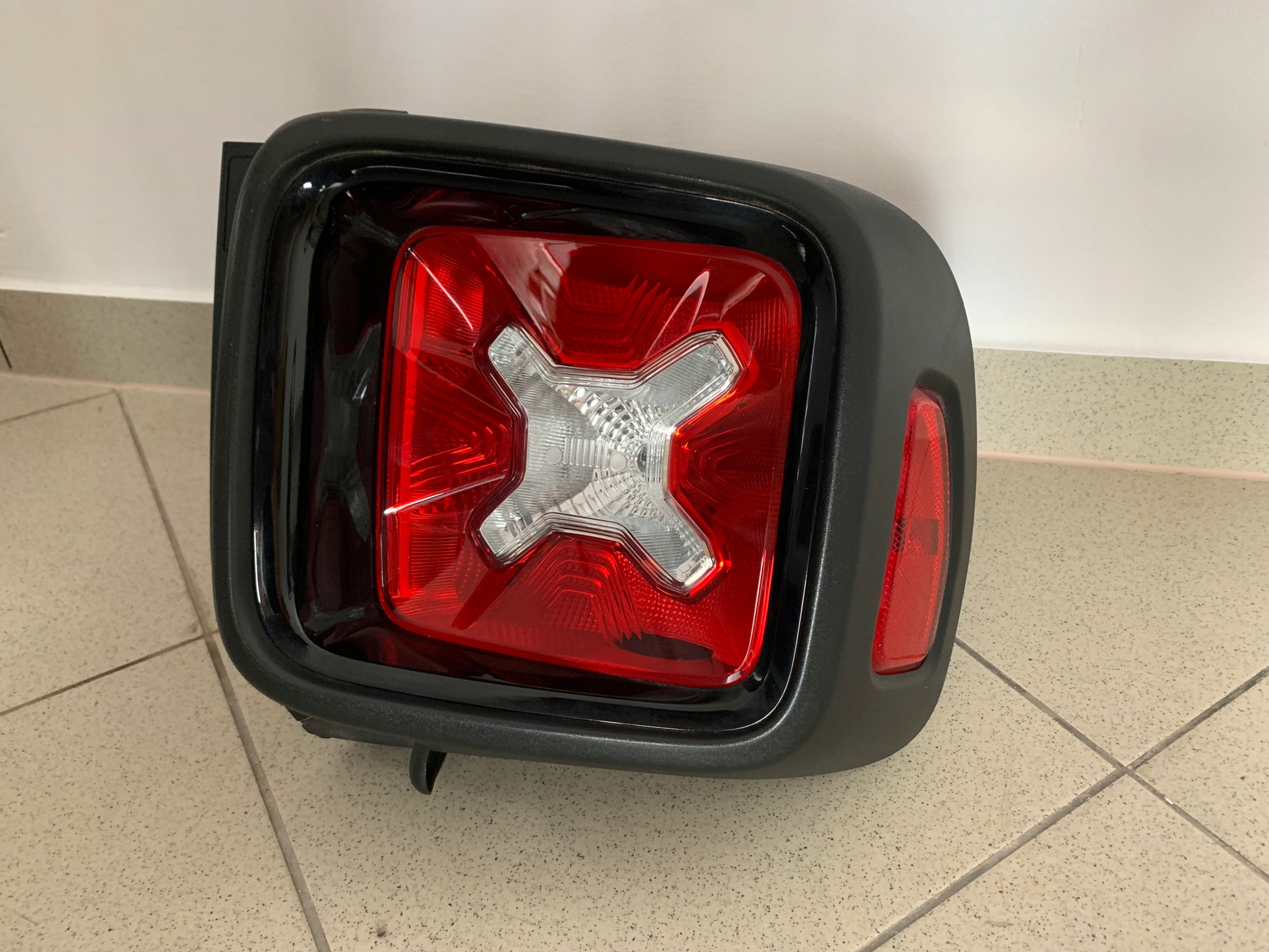 фонарь правый RENEGADE 52109474SX