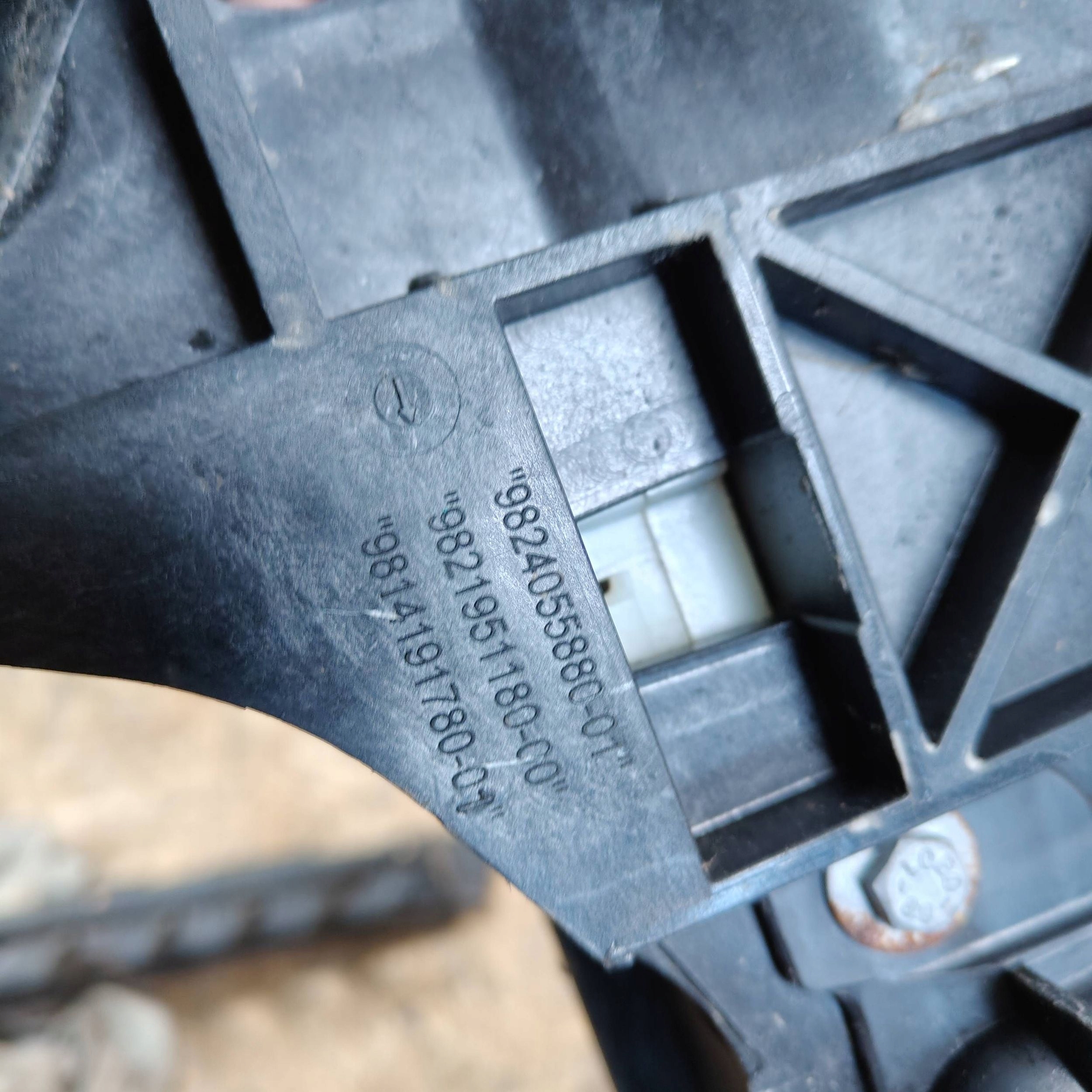 pillar upper Peugeot 5008 9824055880