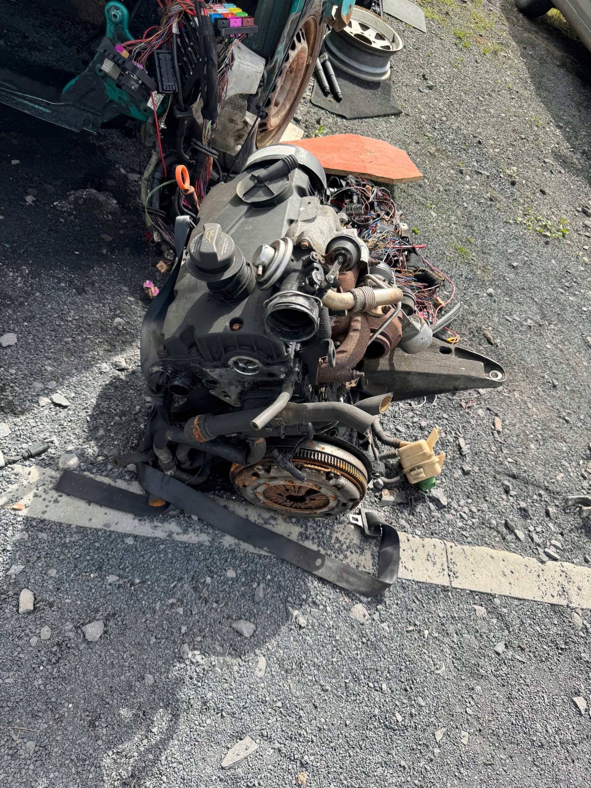 KOMPLETNY SILNIK AXB VW TRANSPORTER T5 1.9 TDI Z WTRYSKAMI Z OSPRZĘTEM