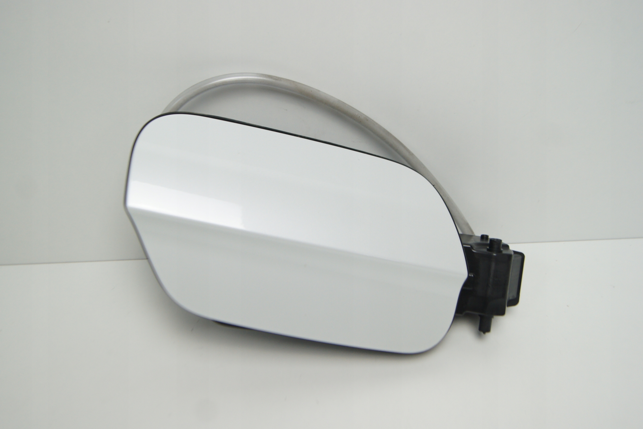 GD TOUAREG III LOK1 KLAPKA WLEWU PALIWA 760809857A Color white