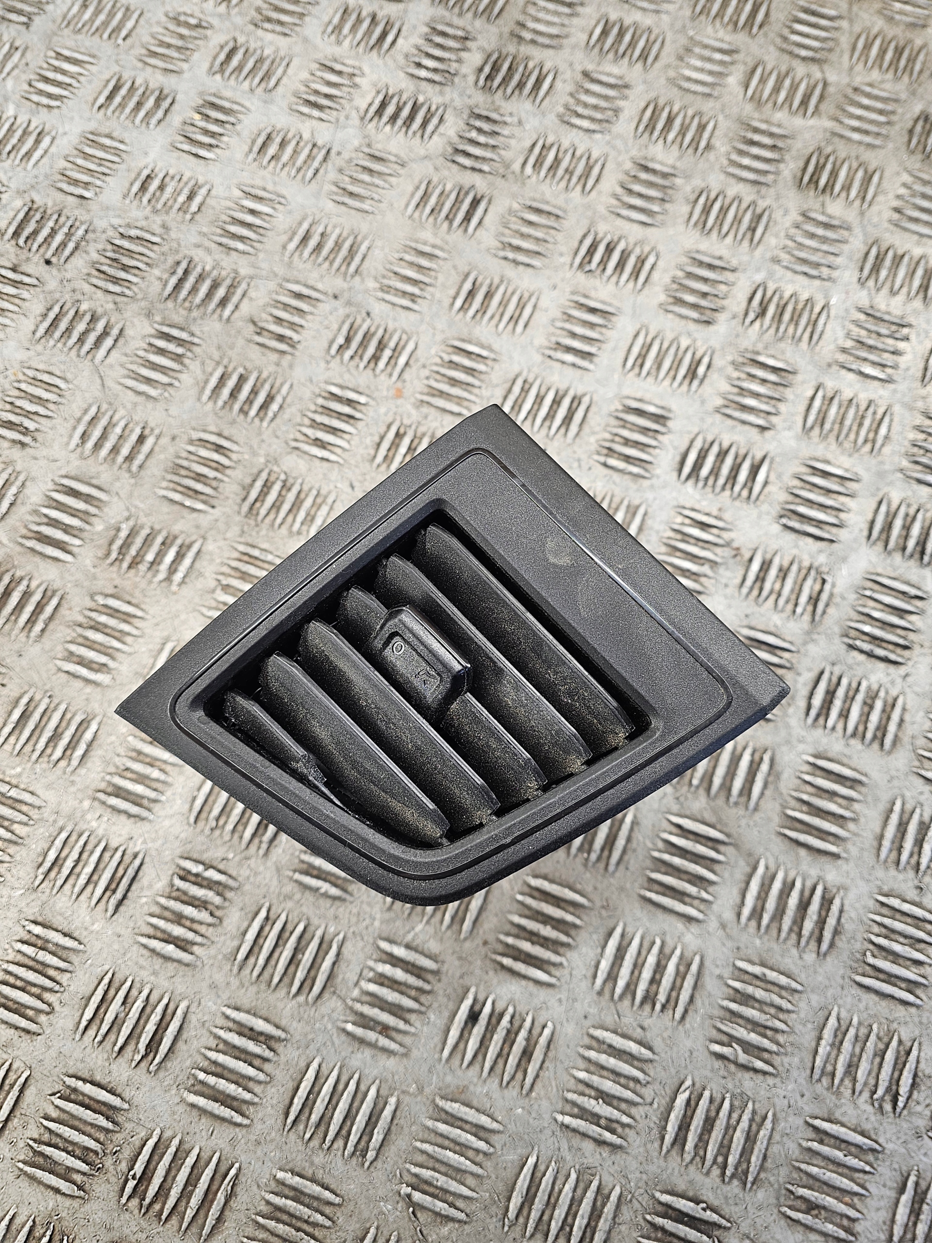 VW T6 grid air conditioning devices left 7E1819203J
