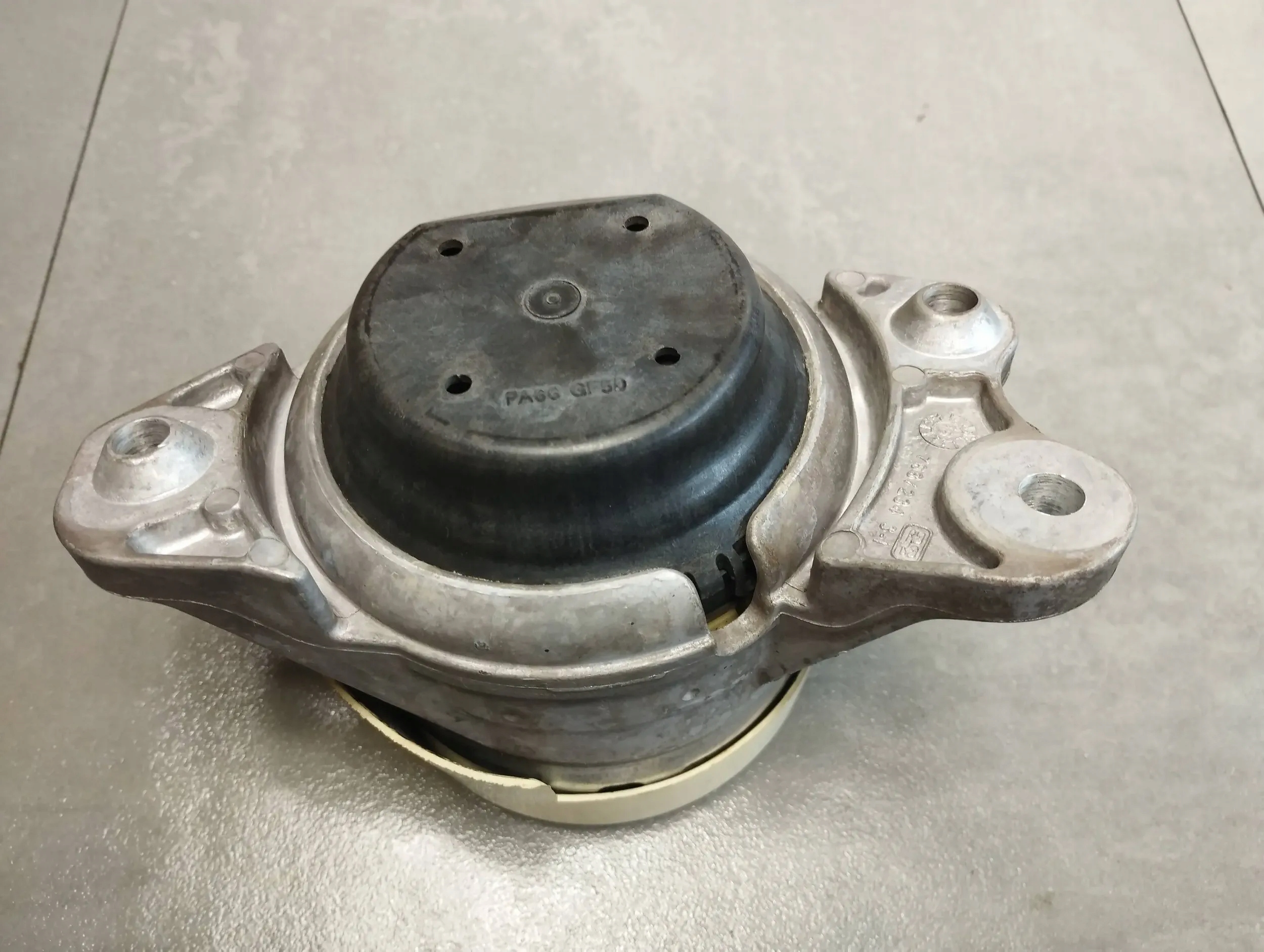 Mercedes-Benz GLC X253 2.0 CGI engine mount A2532401000