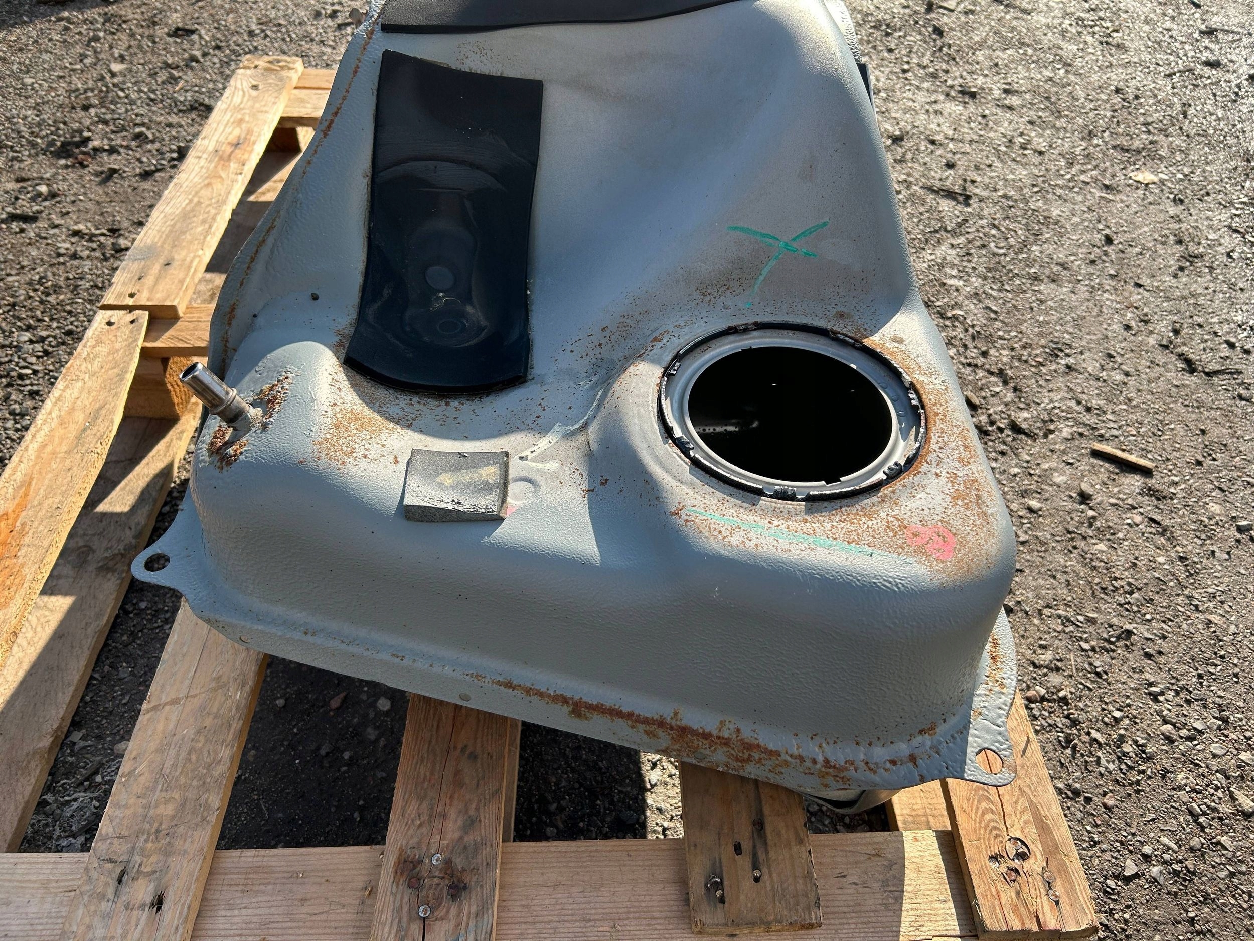 spremnik rezervoar goriva Ford Mustang V 2005