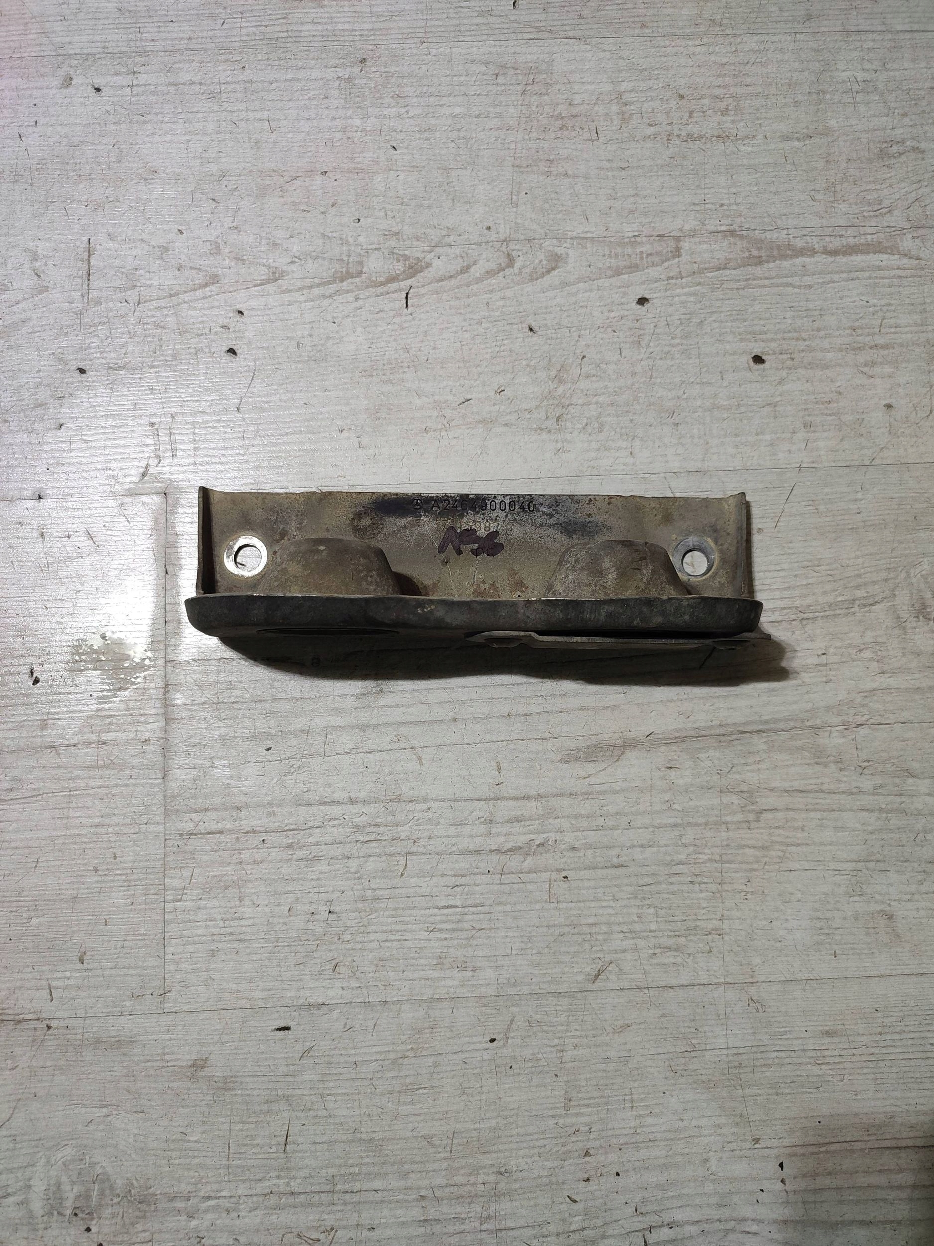 Mercedes-Benz GLA W156 2015 holder / bracket tlumika
