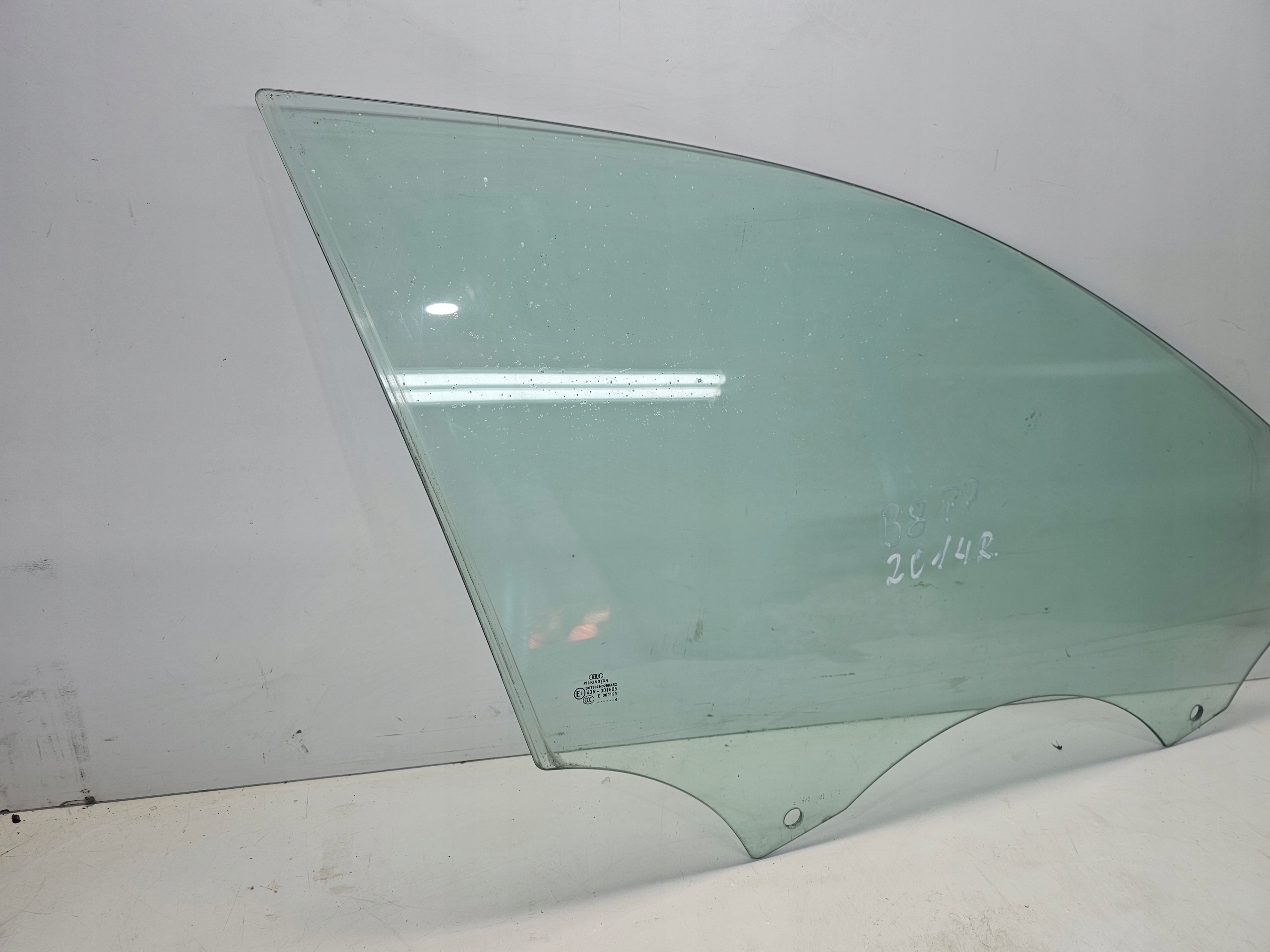 window side door right front AUDI A4 B8 LIFT 2014R