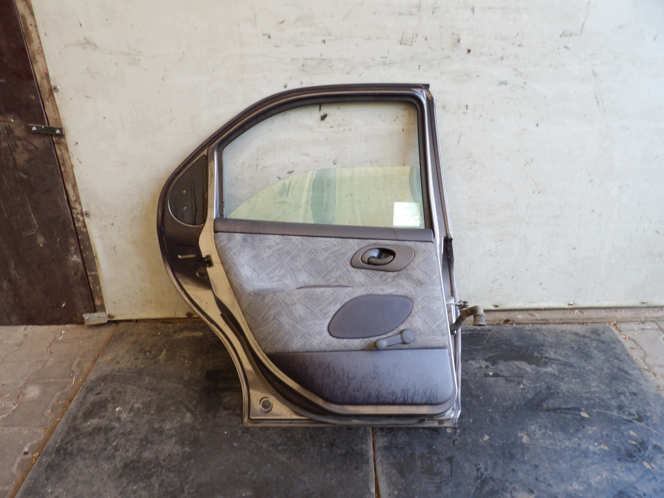 Ford Mondeo MK2 door rear. left F7