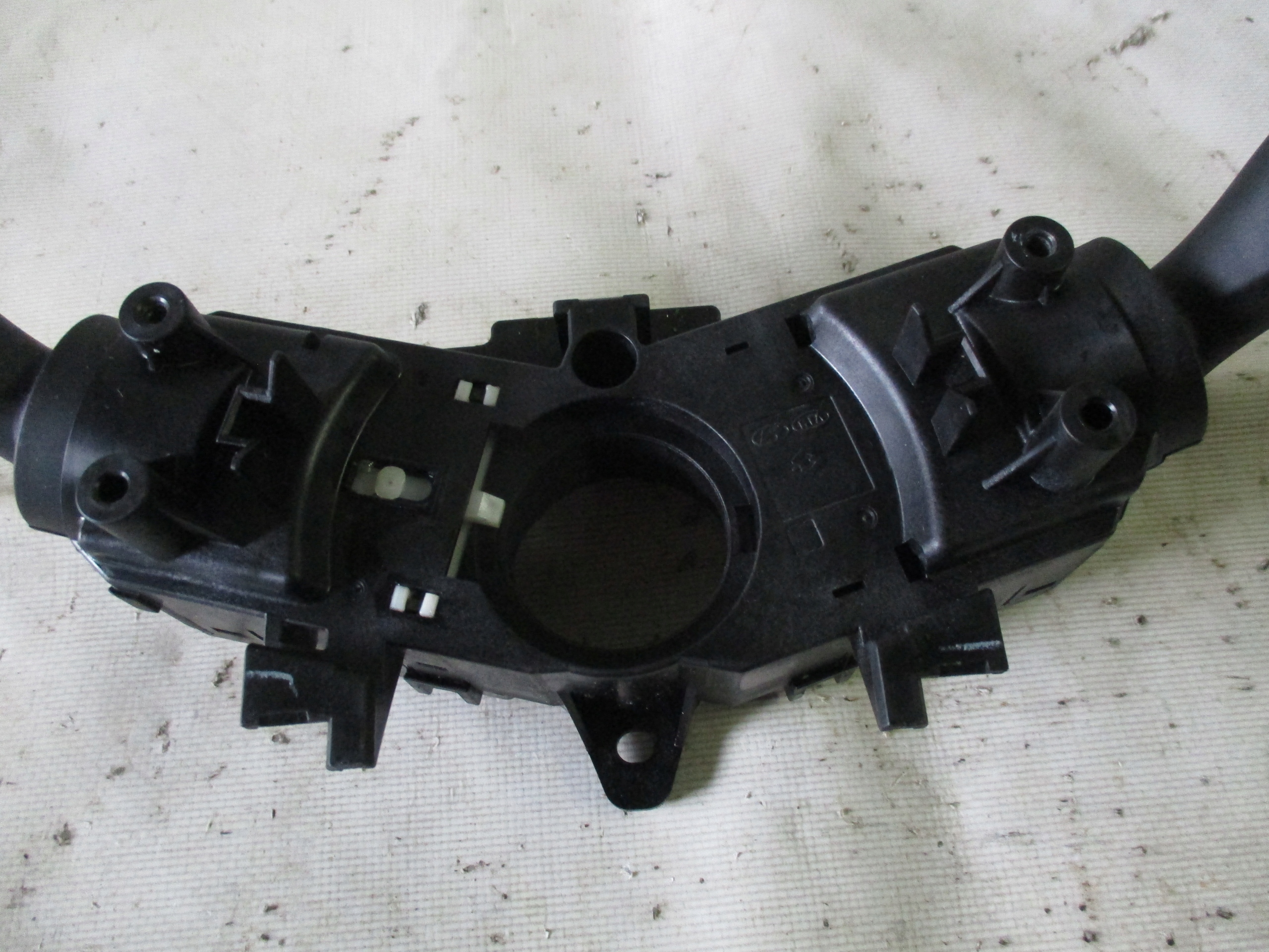 Devio leve volante Hyundai Tucson II 15r- 93403D7962