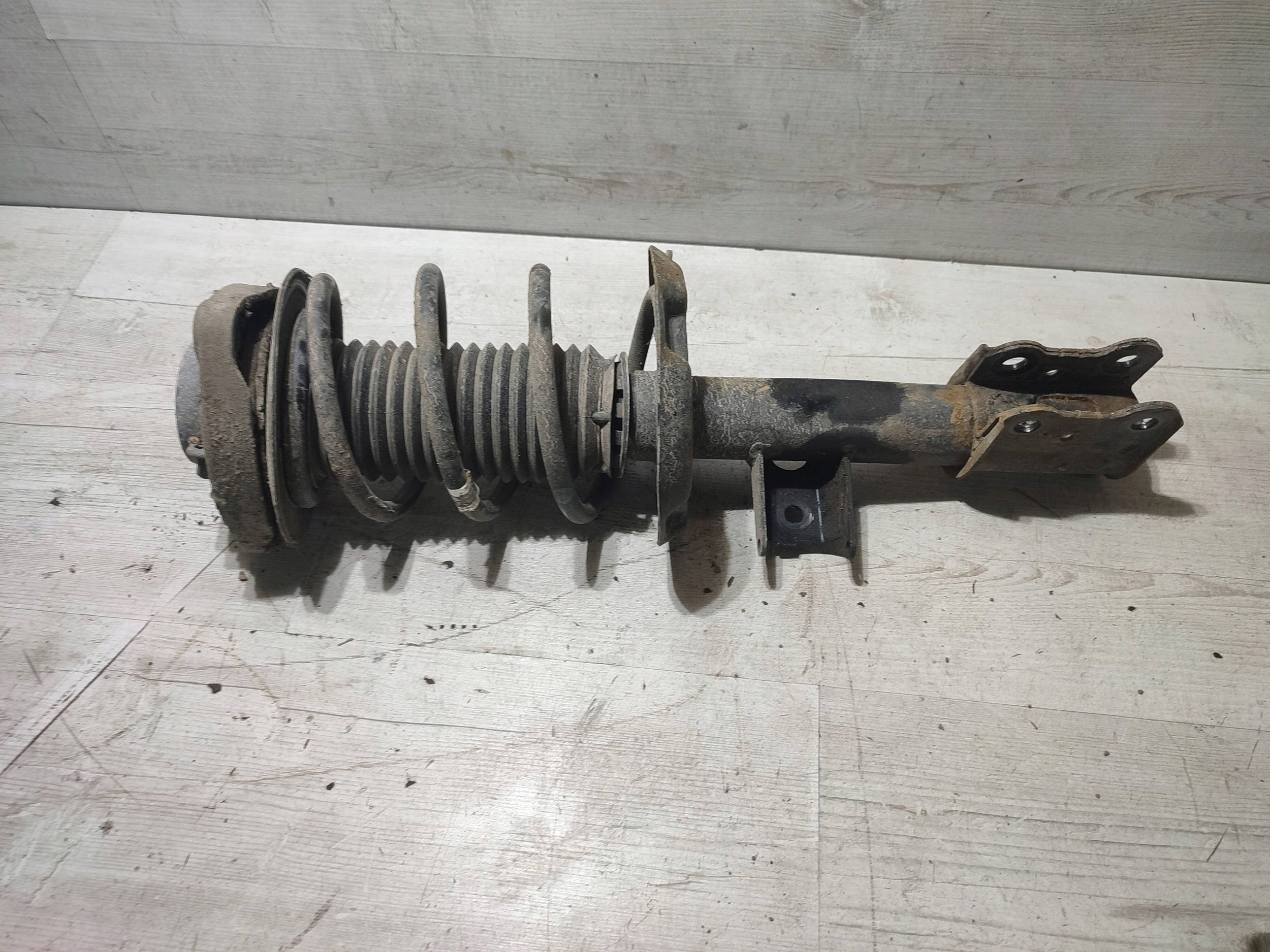 Mercedes-Benz GLA W156 2015 front left shock absorber osi przedniej