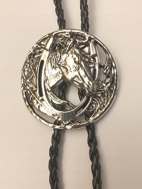 Kůň s podkovou a kovbojskou bolo kravata western pletenina přírodní kůže