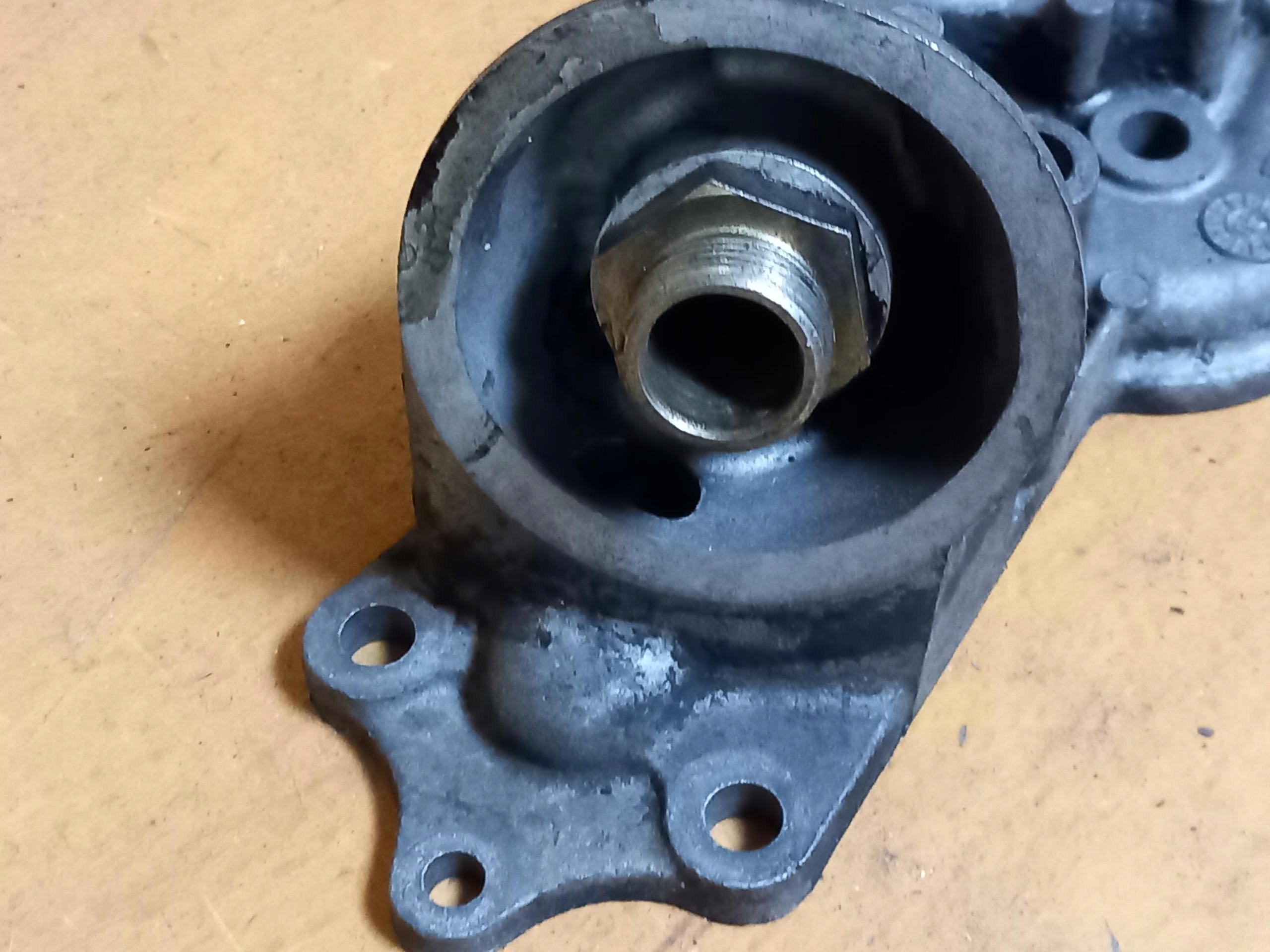 Ölfiltergehäuse IVECO DAILY IV 3.0 HPI 504086471 06-12