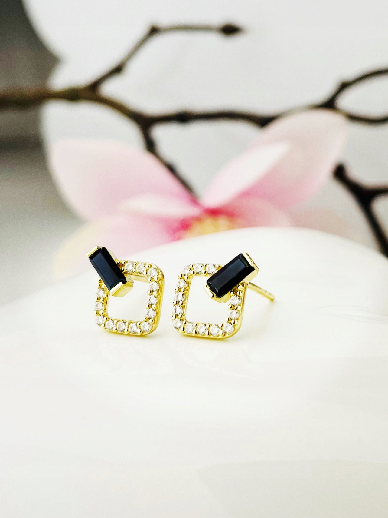 Zlaté náušnice s onyxem a zirkony