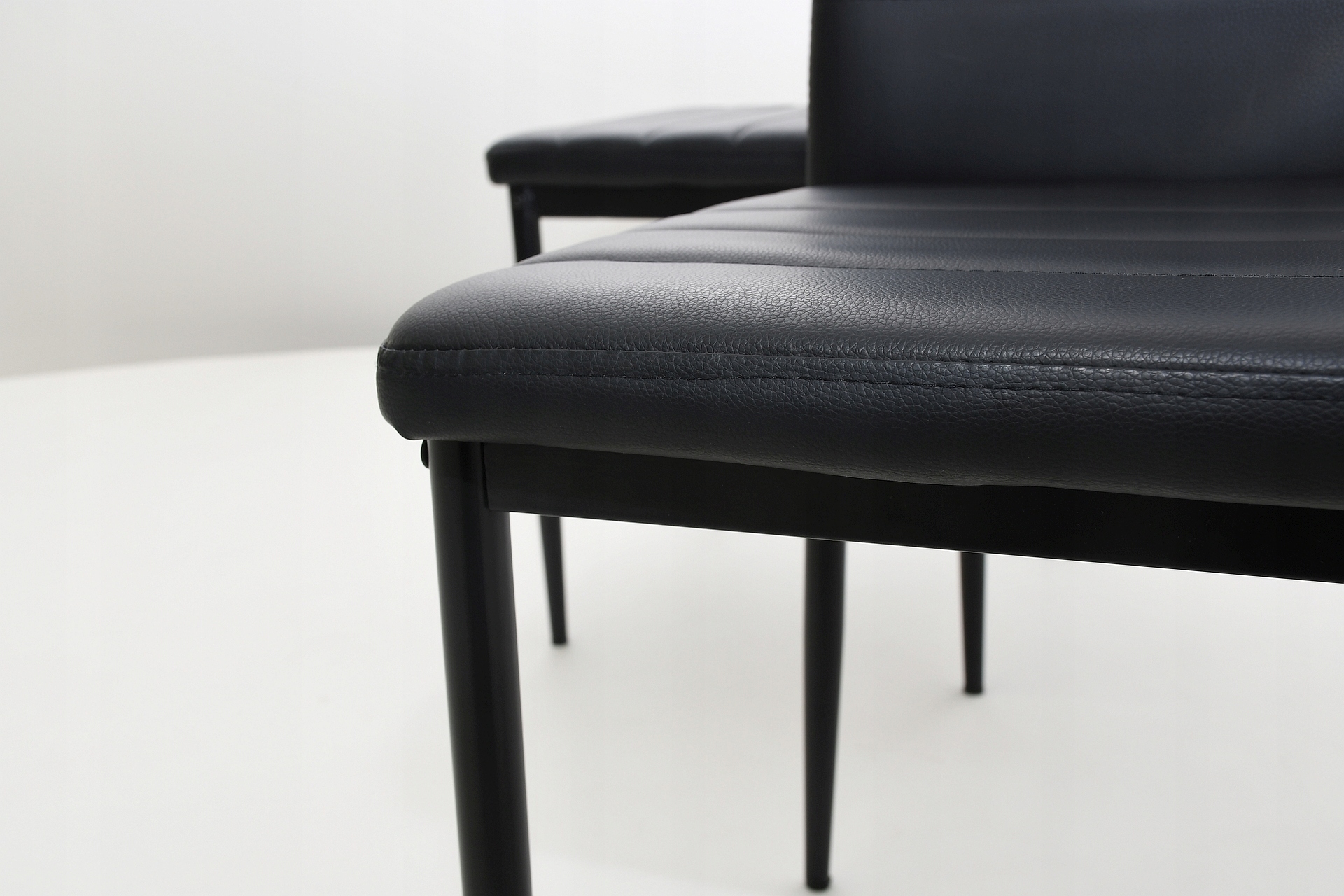 Stół i 4 krzesła. Praktyczny i nowoczesny zestaw Szerokość stołu 70 cm