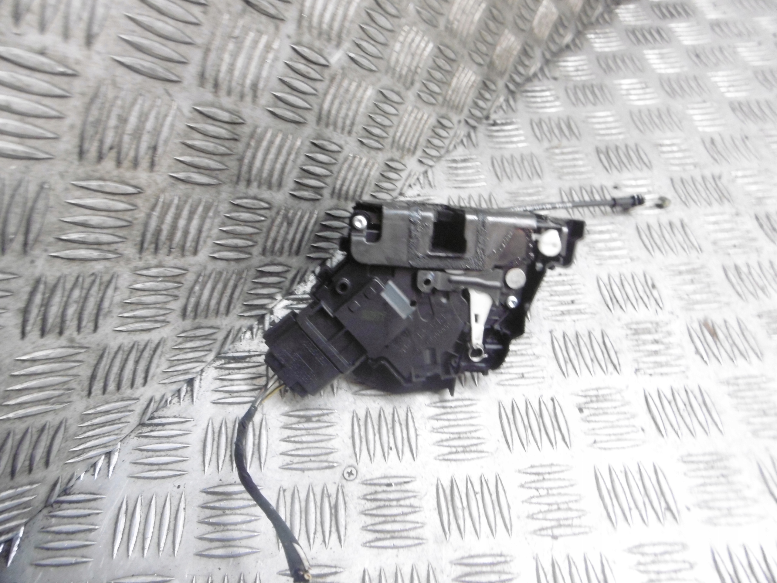 ZAMEK DRZWI LEWY TYŁ FORD FOCUS MK2 4M5AA26413BE Jakość części (zgodnie z GVO) O - oryginał z logo producenta pojazdu (OE)