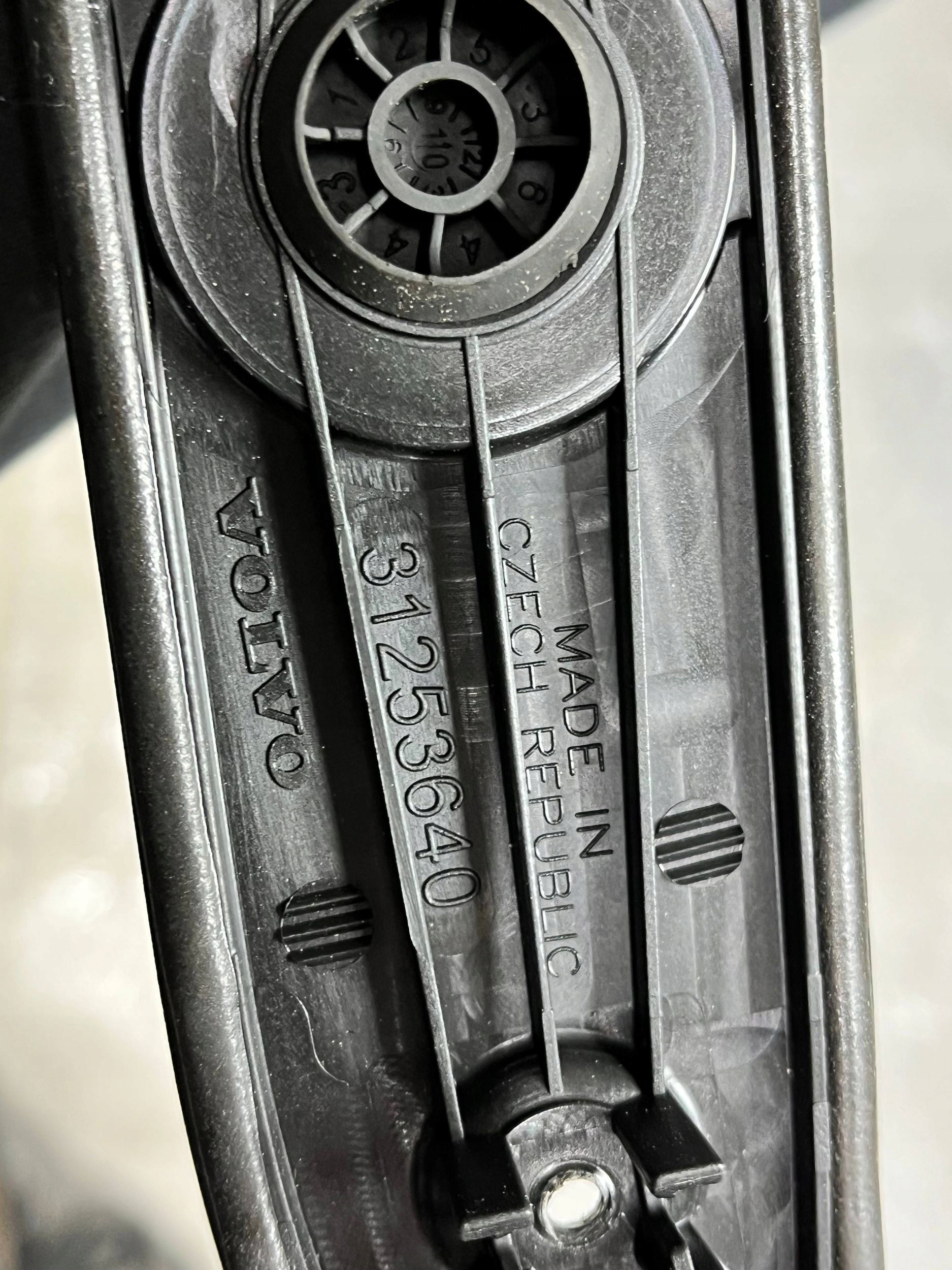 moulding lighting signs Volvo S60 31391197