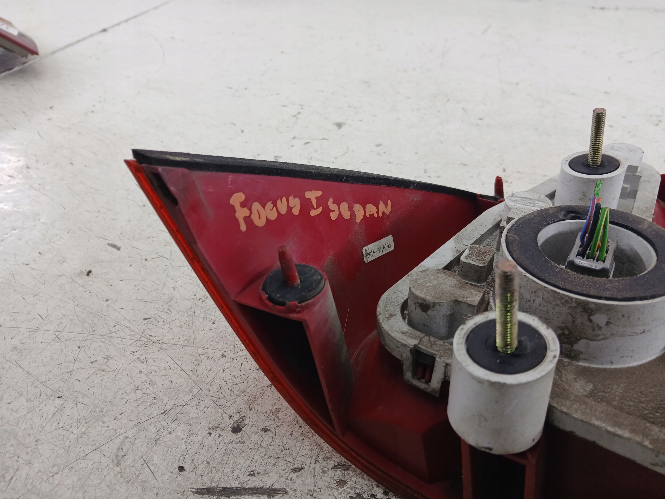 FORD FOCUS MK1 sedan light right rear part
