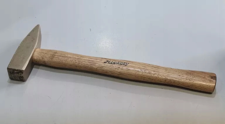 Młotek ślusarski nieiskrzący 500G