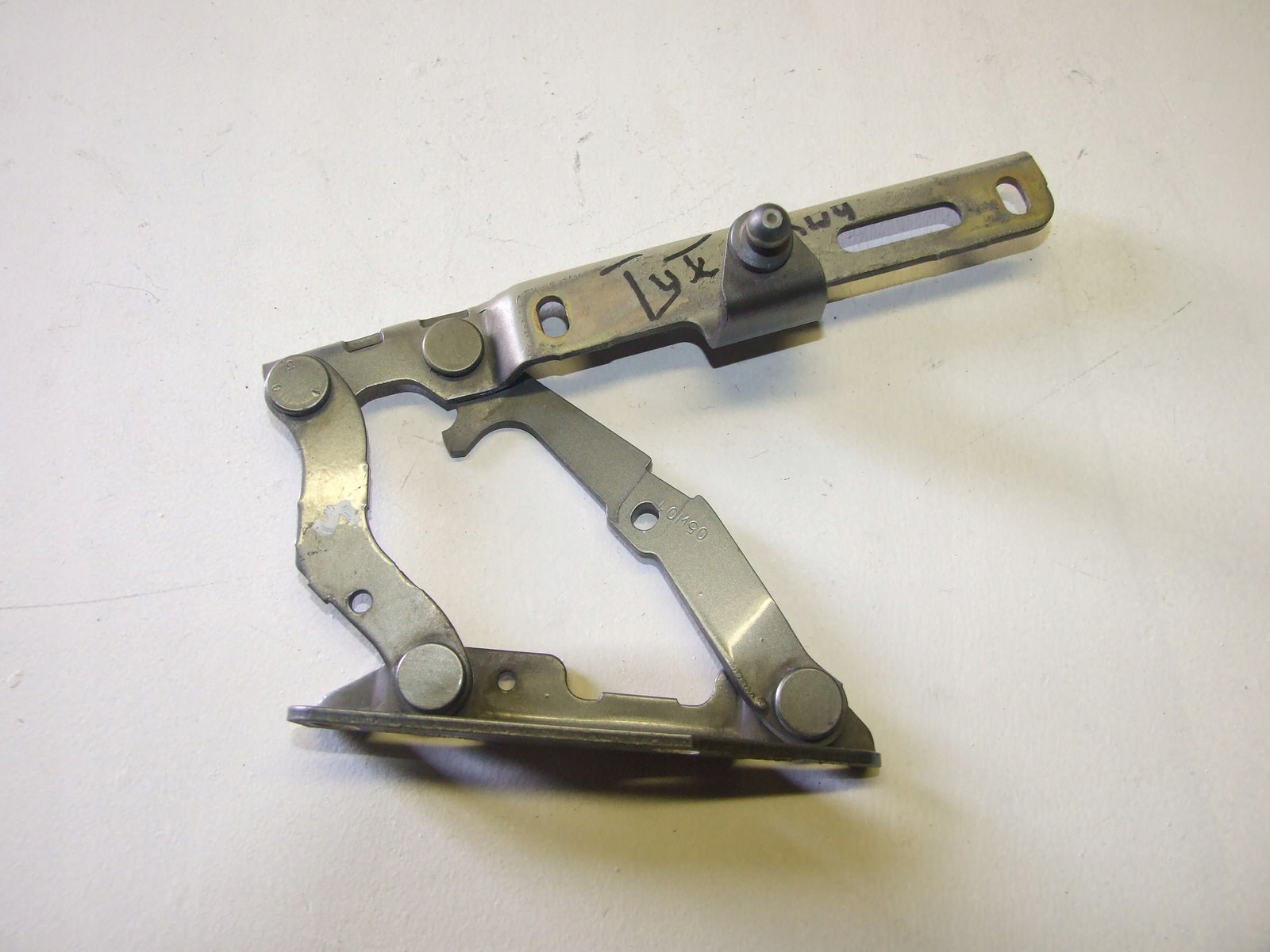 ПЕТЛЯ ЗАКРЫЛКА ПРАВАЯ PORSCHE CARRERA 911 99651215201