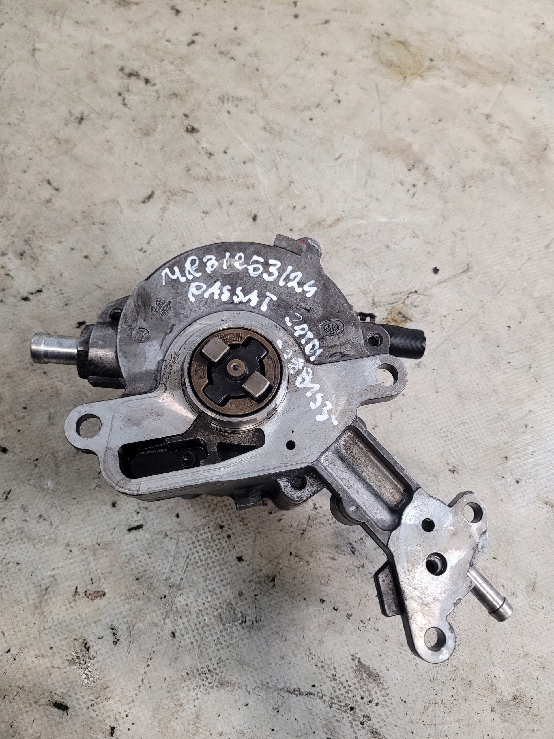 Pompa VACUM OE 038145209 VW PASSAT B6 05r. 2.0TDI