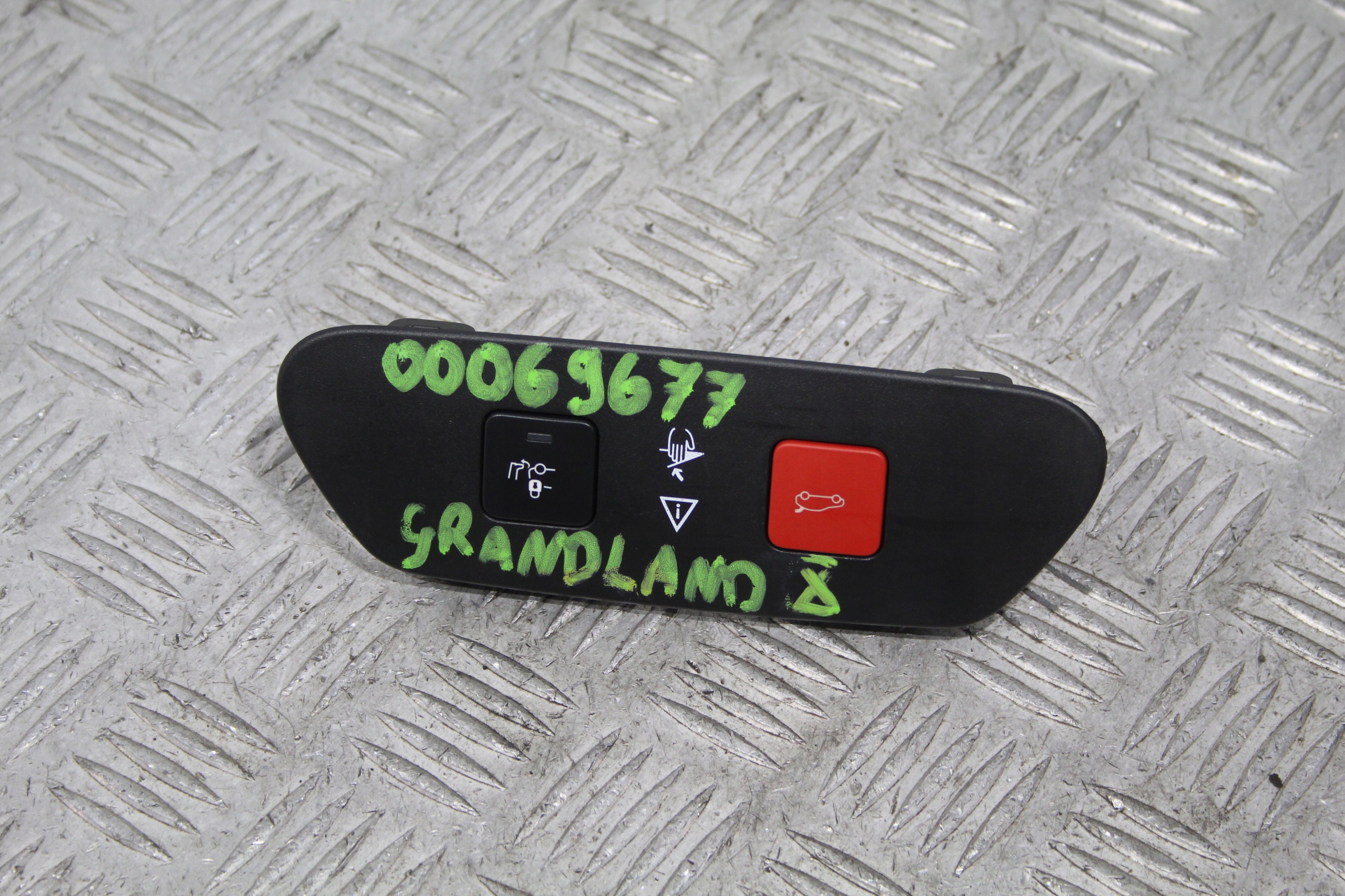 COMMANDES POUR L’OUVERTURE DU CAPOT OPEL GRANDLAND X