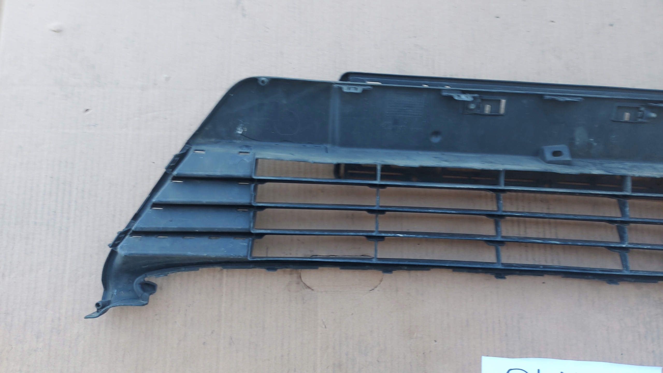 grid of a bumper central front TOYOTA AURIS II 12