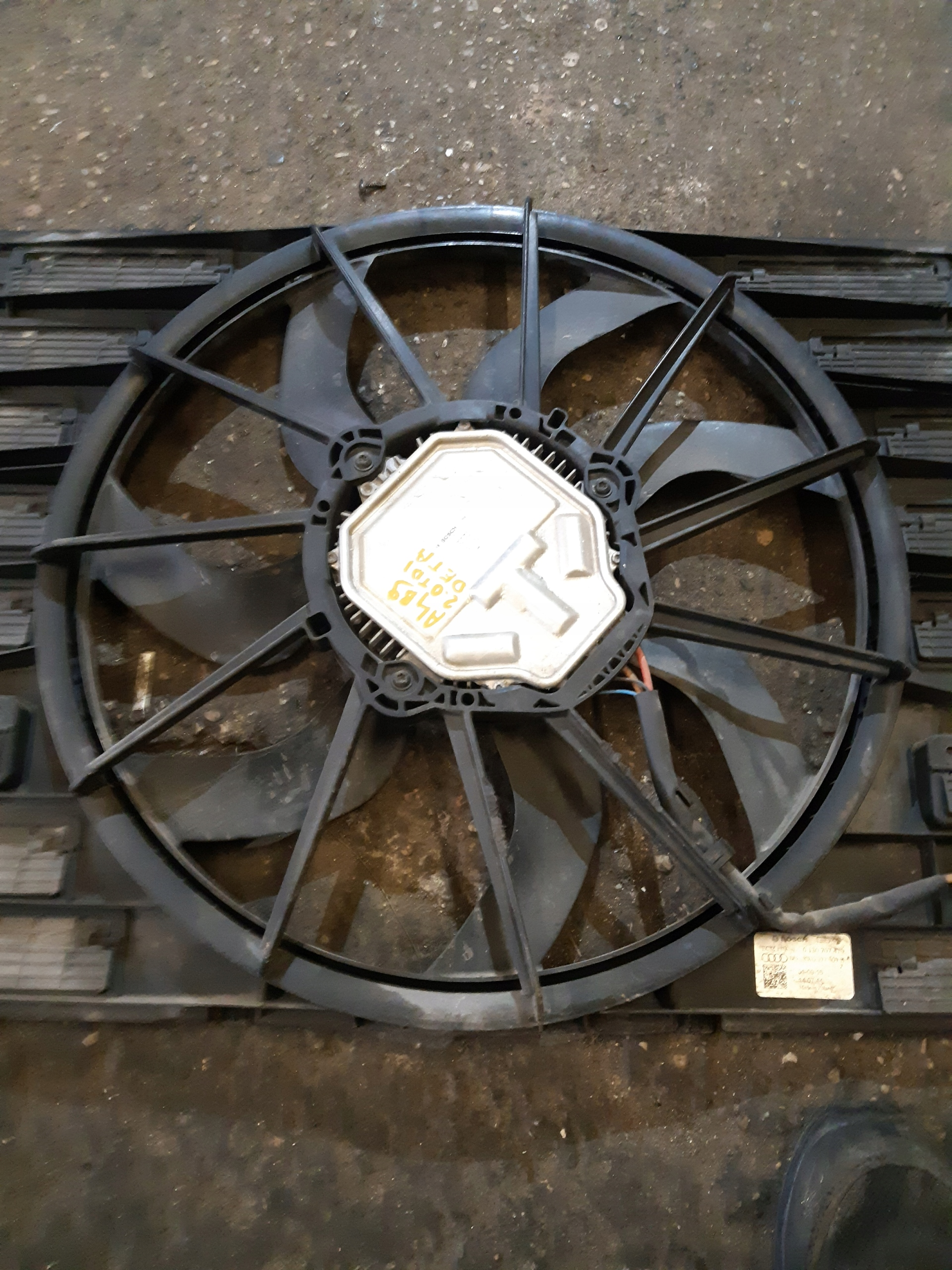 AUDI A4 B9 2.0 TDI obal ventylátora ventilátor chladiče 8W0121207B