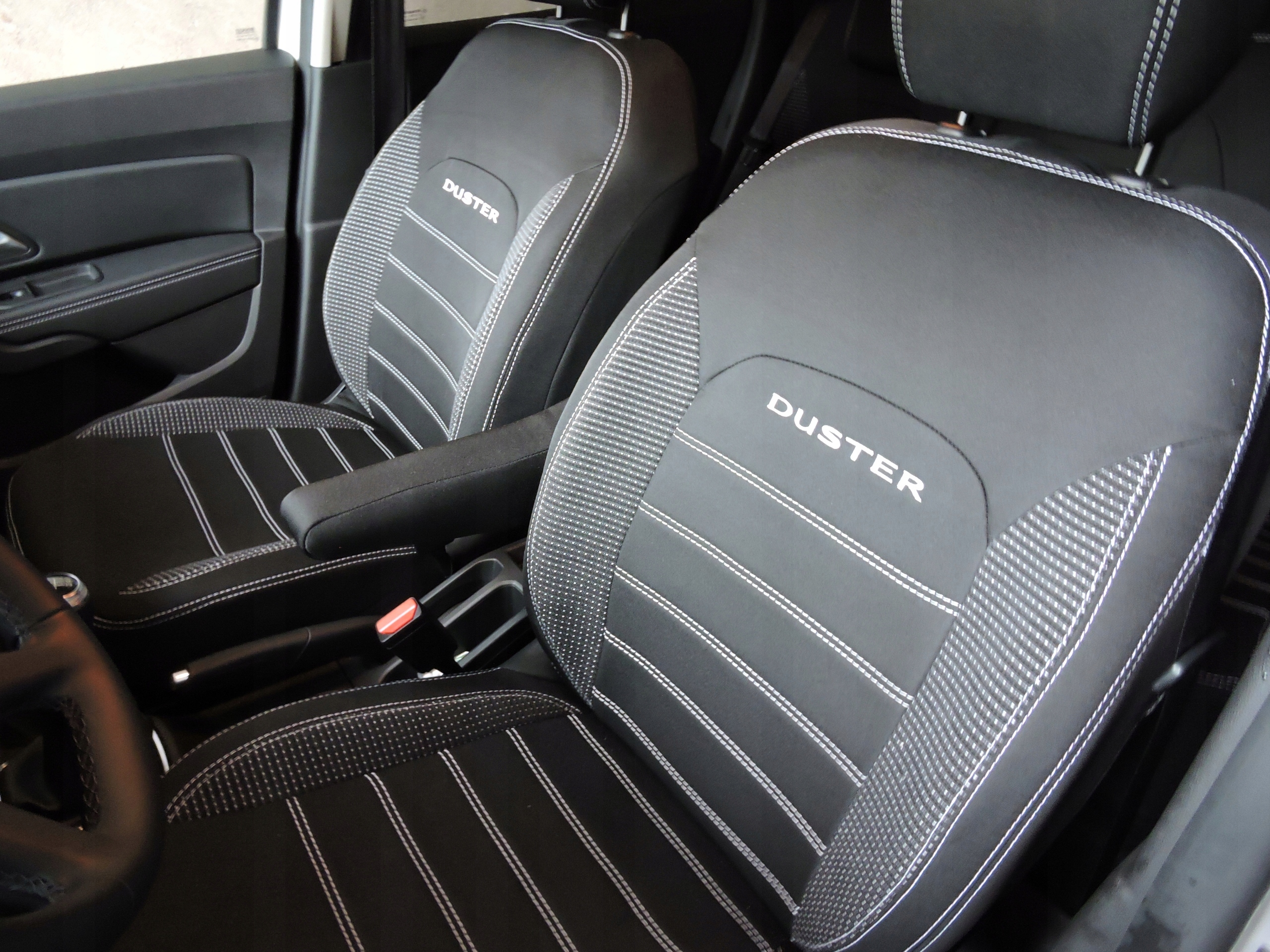 Pokrowce z tkanin z przeszyciami Dacia Duster II