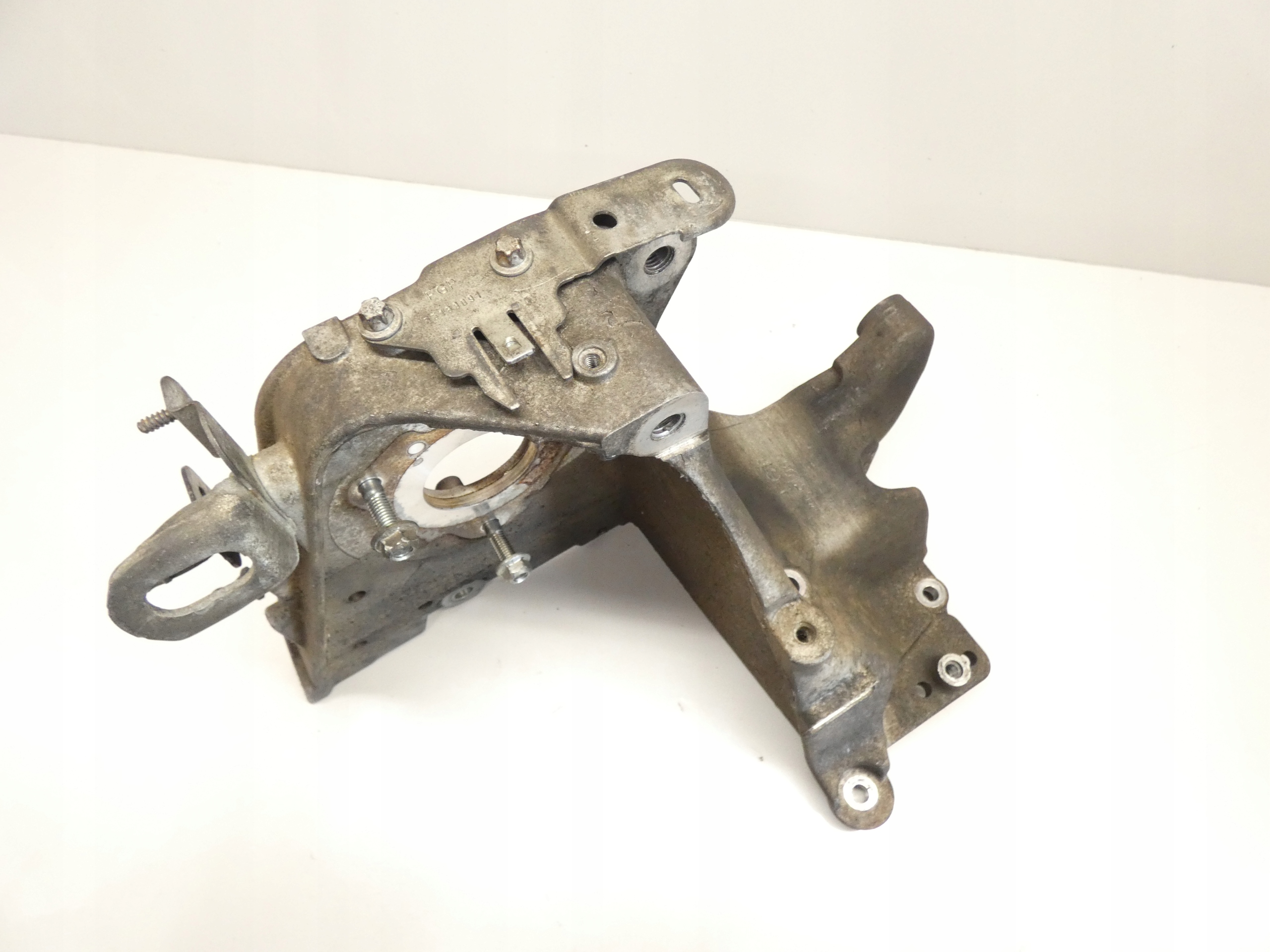 Support Support plaque Pompe d’injection VECTRA C 1.9 CDTI Z19DTH 150KM 55196092