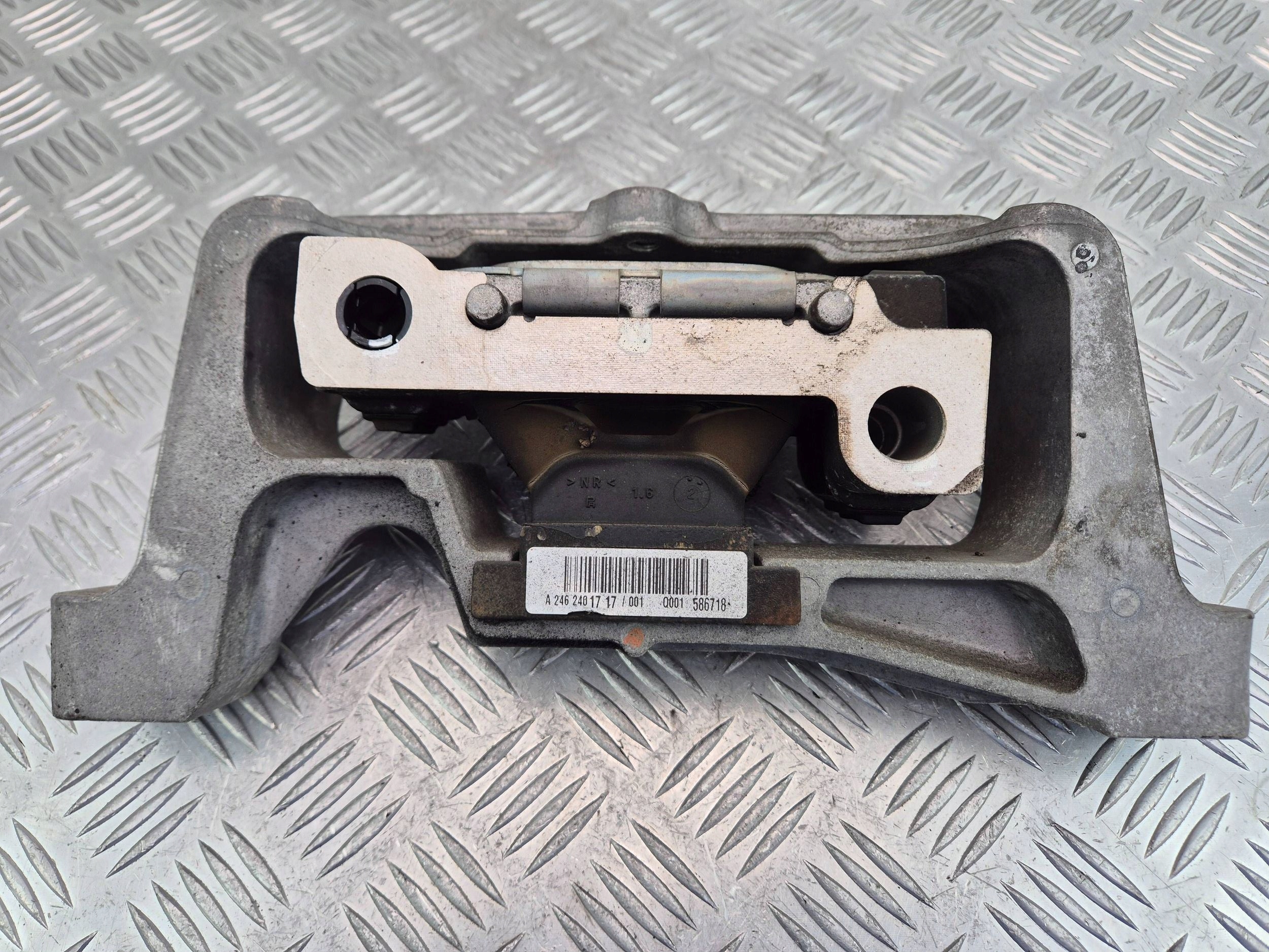 MERCEDES A180 W176 engine mount left console A2462401717 M270