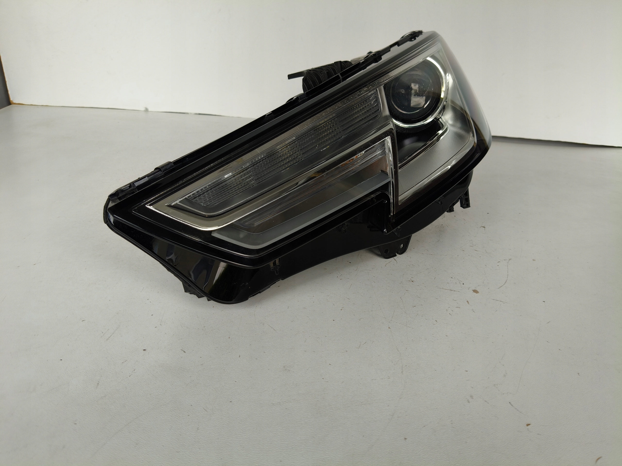 light left REFLEKTOR AUDI A4 B9 8W 8W0 15- XENON LED