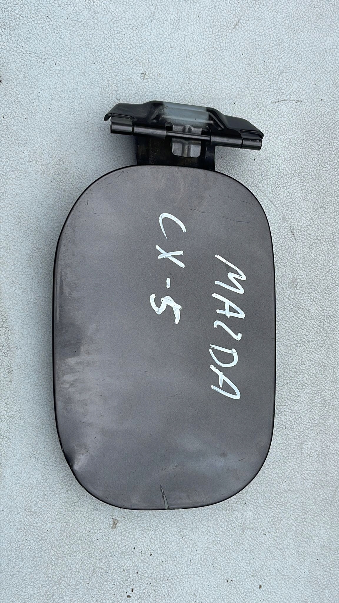 Pokrywa wlewu paliwa Mazda KB7W42410