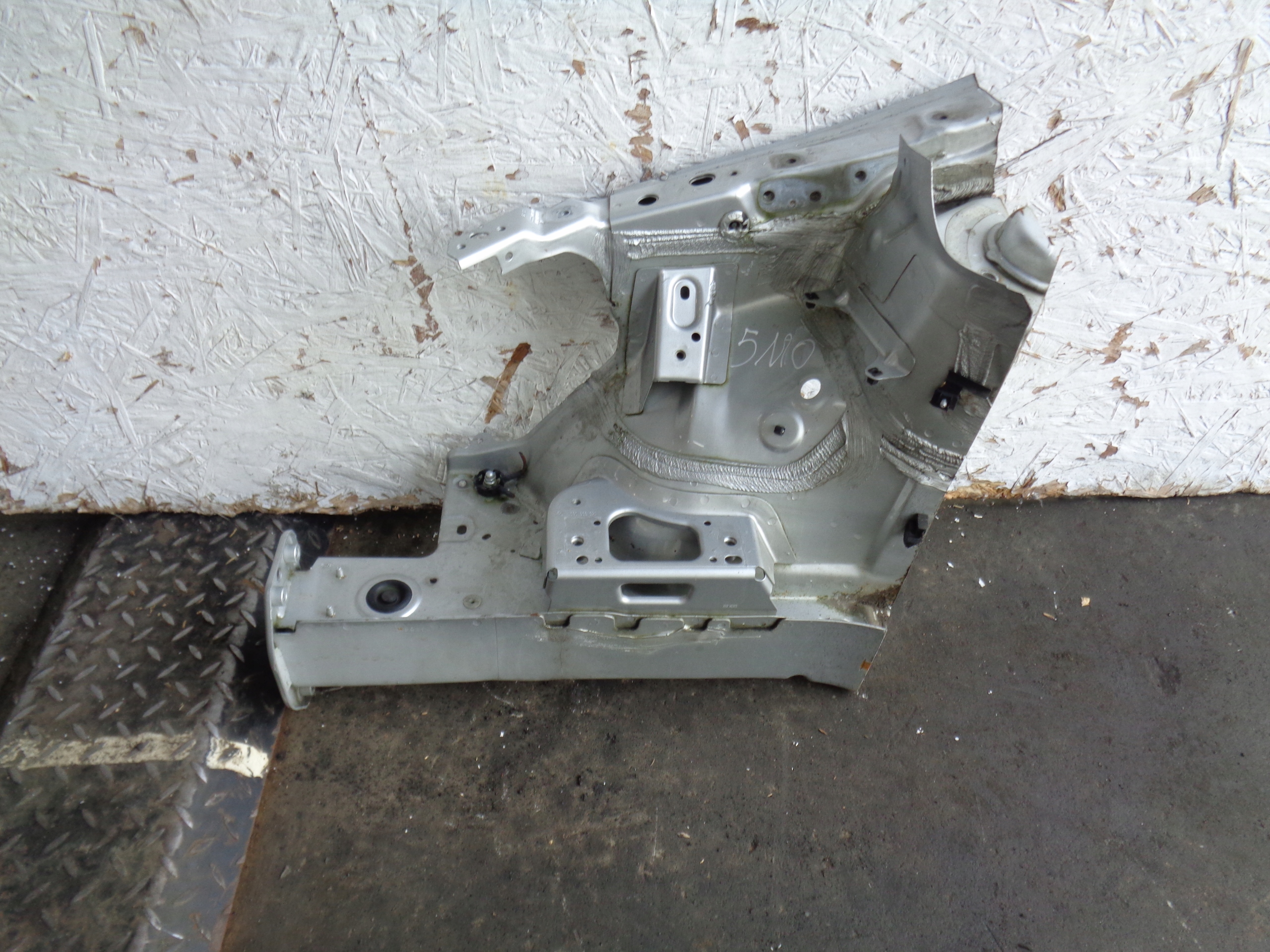 VW GOLF V VI plus 5M0 FARTUCH quarter right front