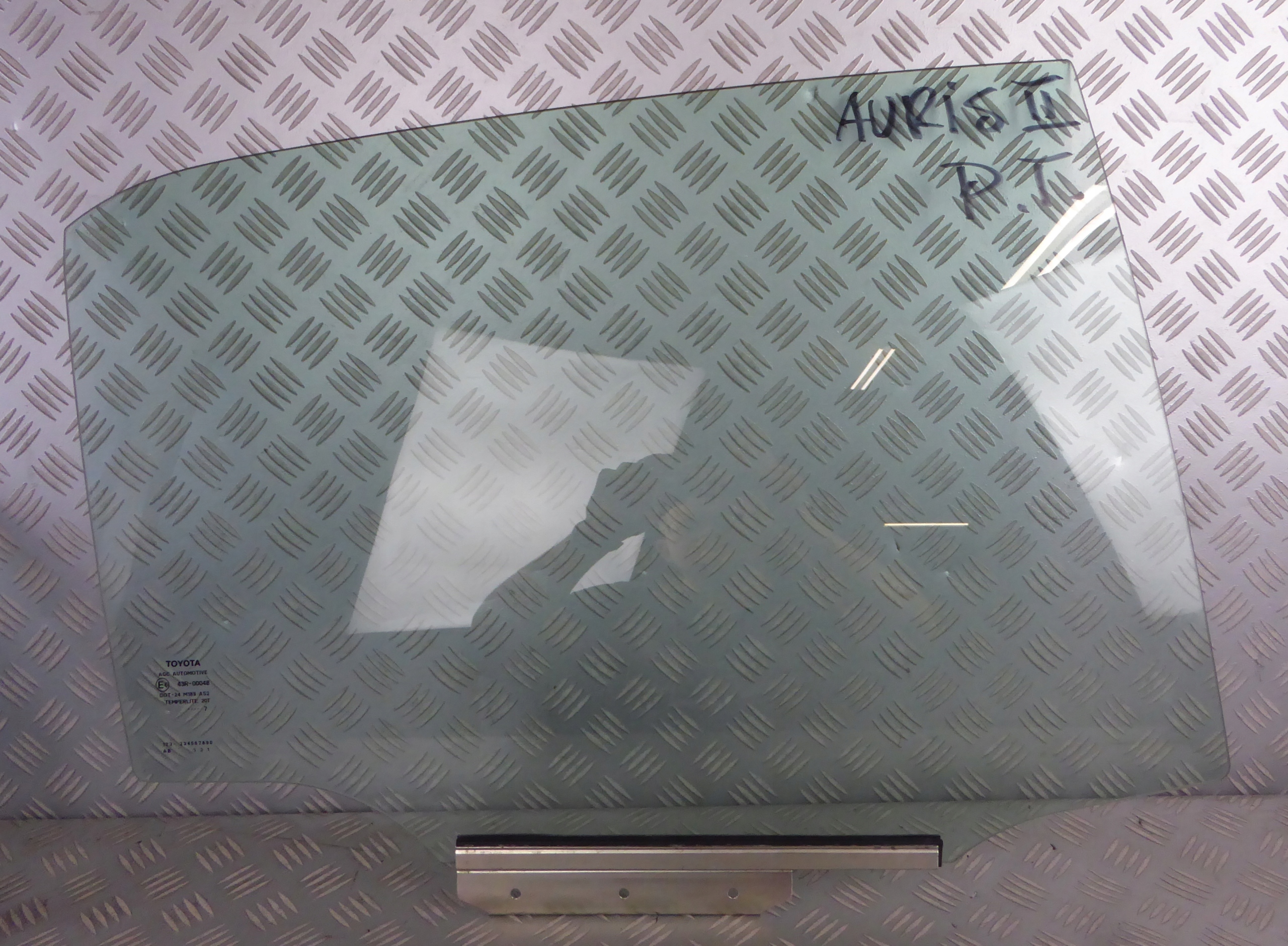 szyba drzwi prawy tył tylna TOYOTA AURIS I 1 5D 07