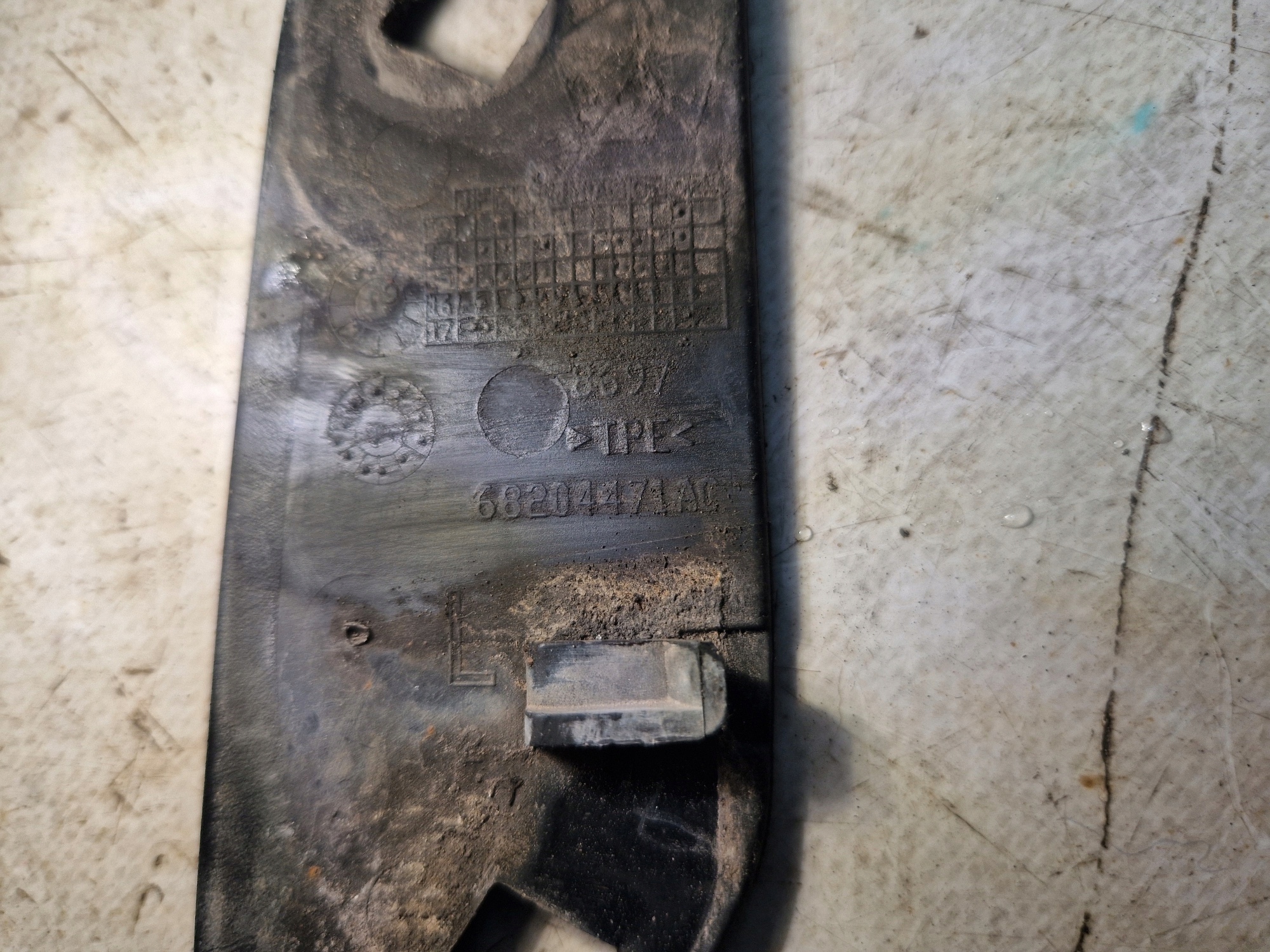 DODGE CHALLENGER 2019- Support plaque Aile Gauche 68204471AC
